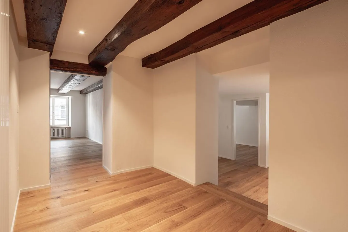 Appartamento antico di 4 1/2 stanze recentemente ristrutturato al Lichthof W8 - Foto 1 di 13