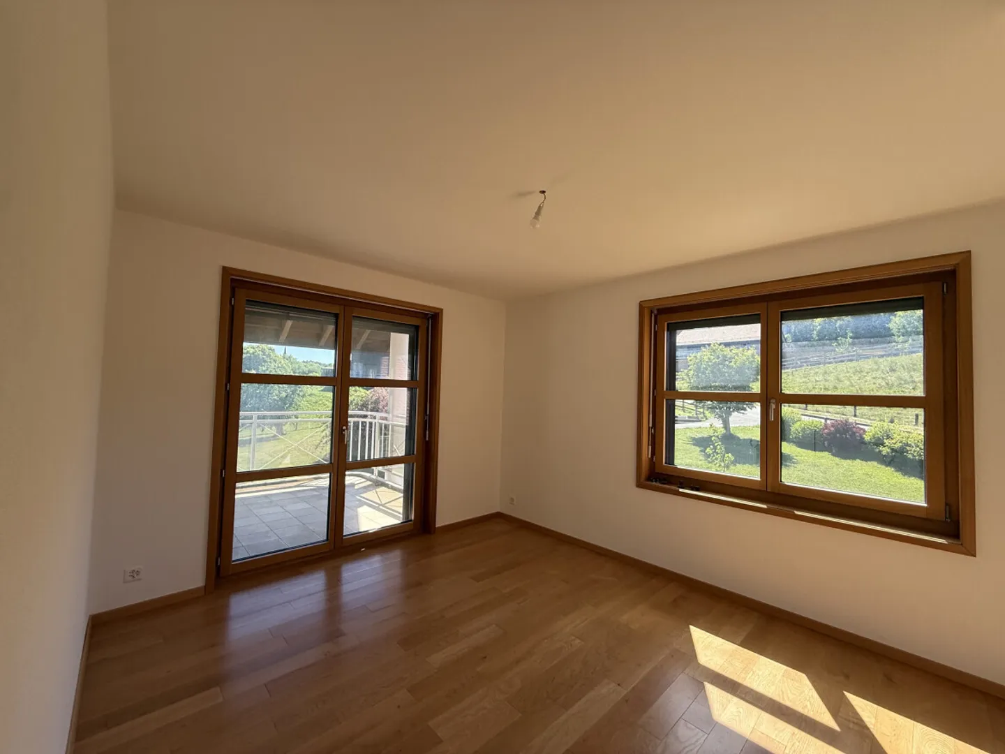 RENOVATED FAMILY HOUSE OF 210 M2 FOR RENT - Photo 10 of 13