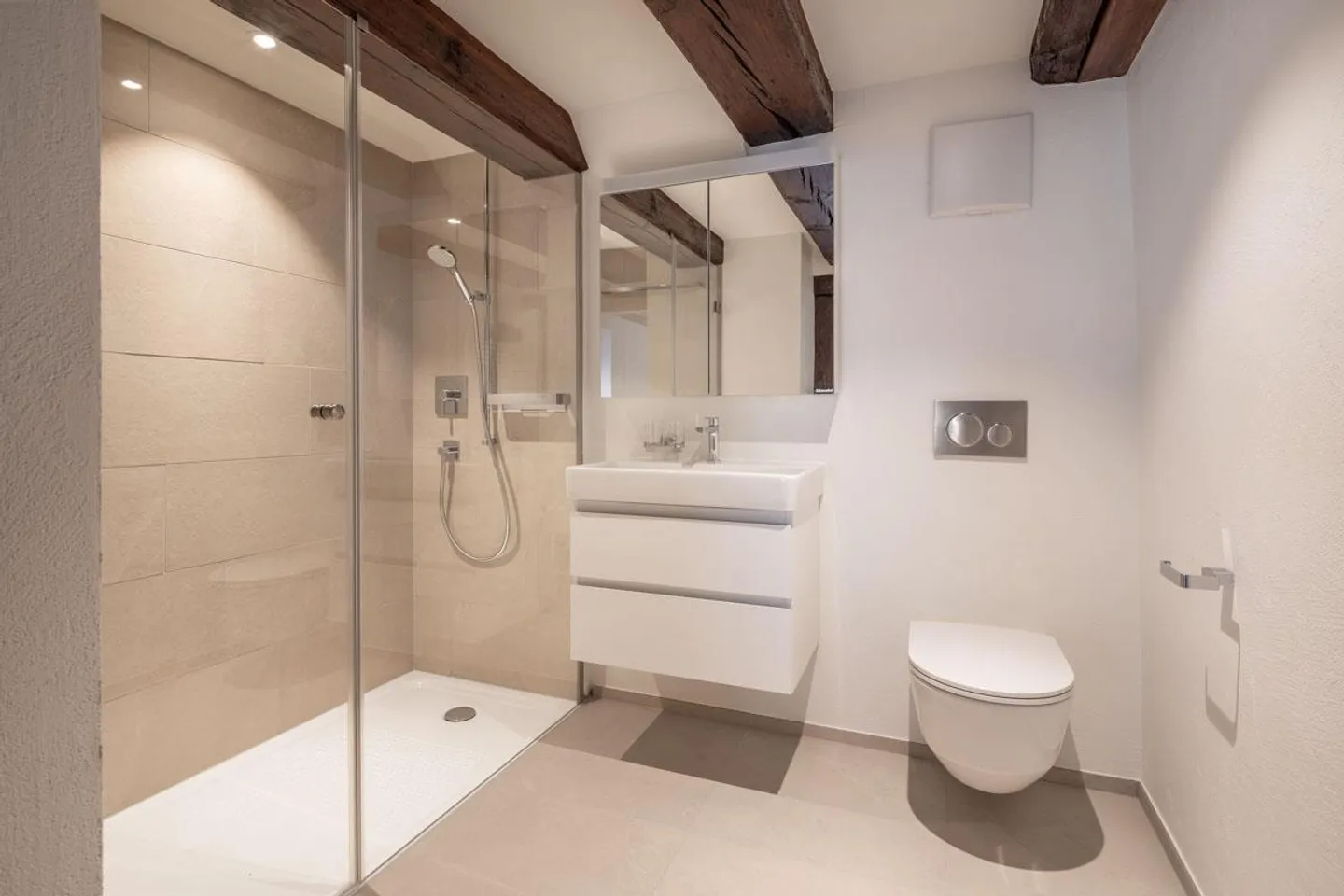 Appartamento antico di 4 1/2 stanze recentemente ristrutturato al Lichthof W8 - Foto 2 di 13