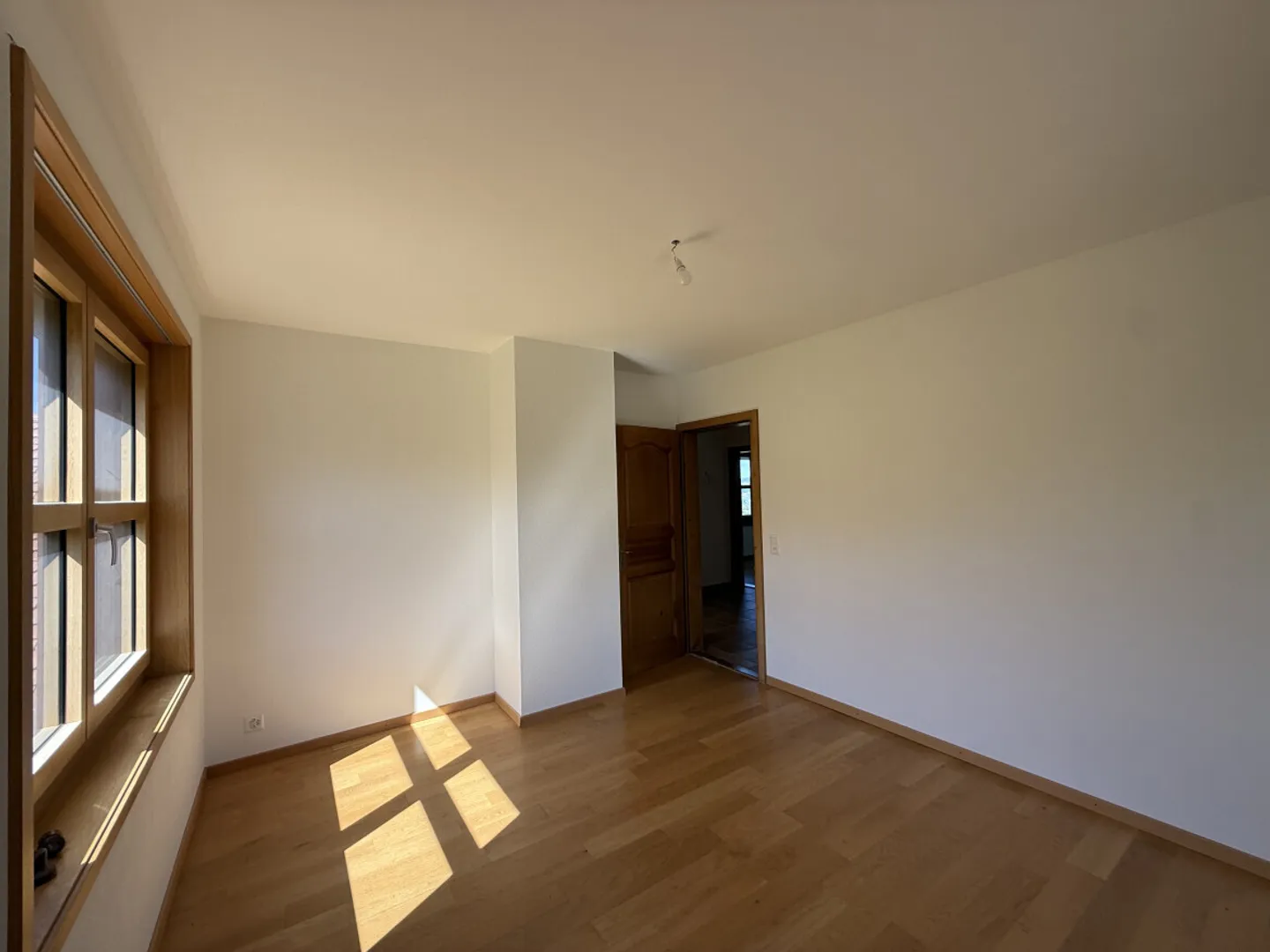 RENOVATED FAMILY HOUSE OF 210 M2 FOR RENT - Photo 11 of 13