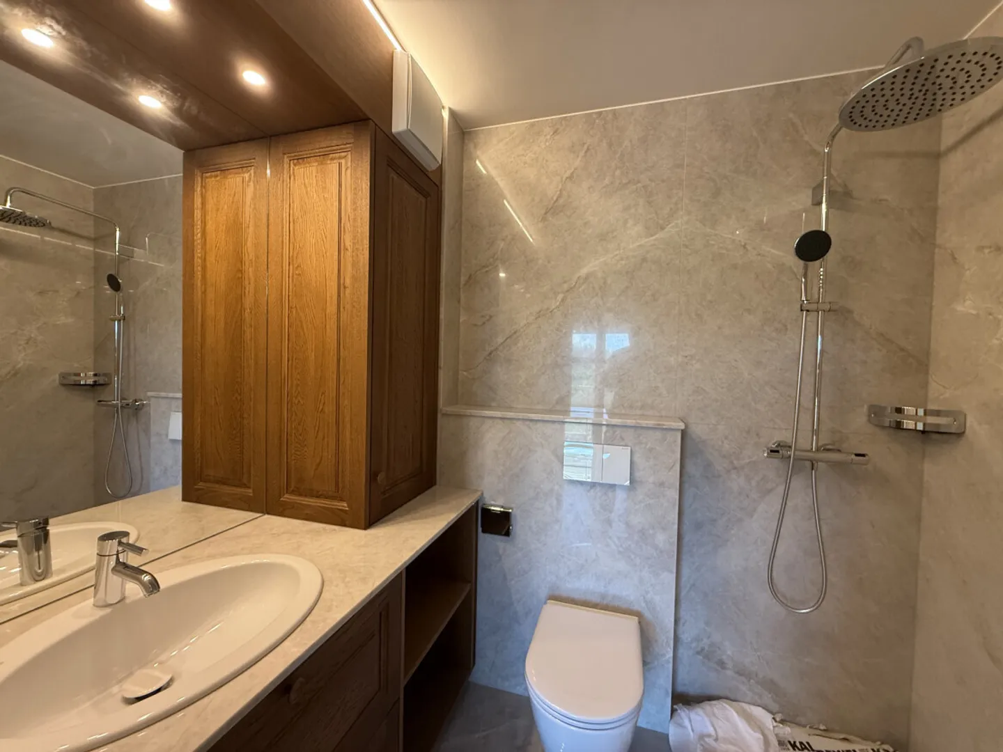 RENOVATED FAMILY HOUSE OF 210 M2 FOR RENT - Photo 6 of 13