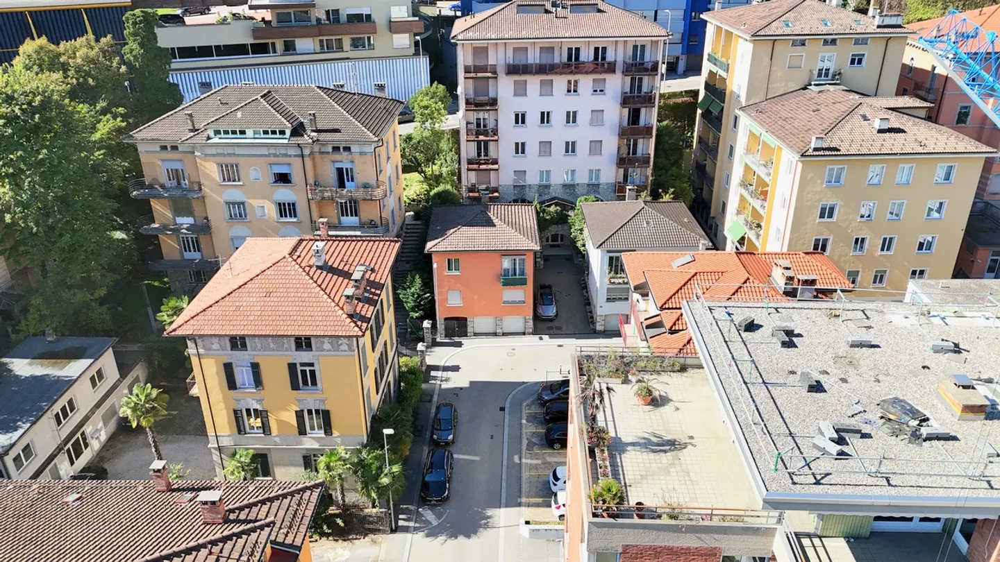 Casa bifamiliare con 2 Appartamenti e 2 Garage nel Cuore di Lugano - Foto 2 di 14