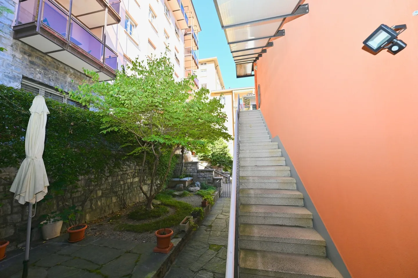 Casa bifamiliare con 2 Appartamenti e 2 Garage nel Cuore di Lugano - Foto 12 di 14