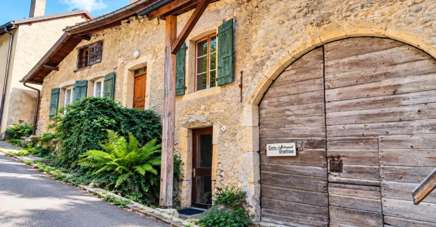 Une pépite nichée dans le bourg de Romainmôtier, atypique, idéal pour un Airbnb - Photo 1 of 11