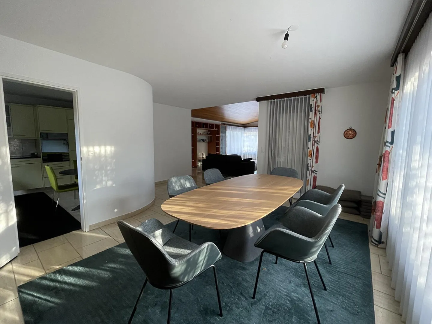 Geräumiges Einfamilienhaus mit Pool - Foto 3 von 11