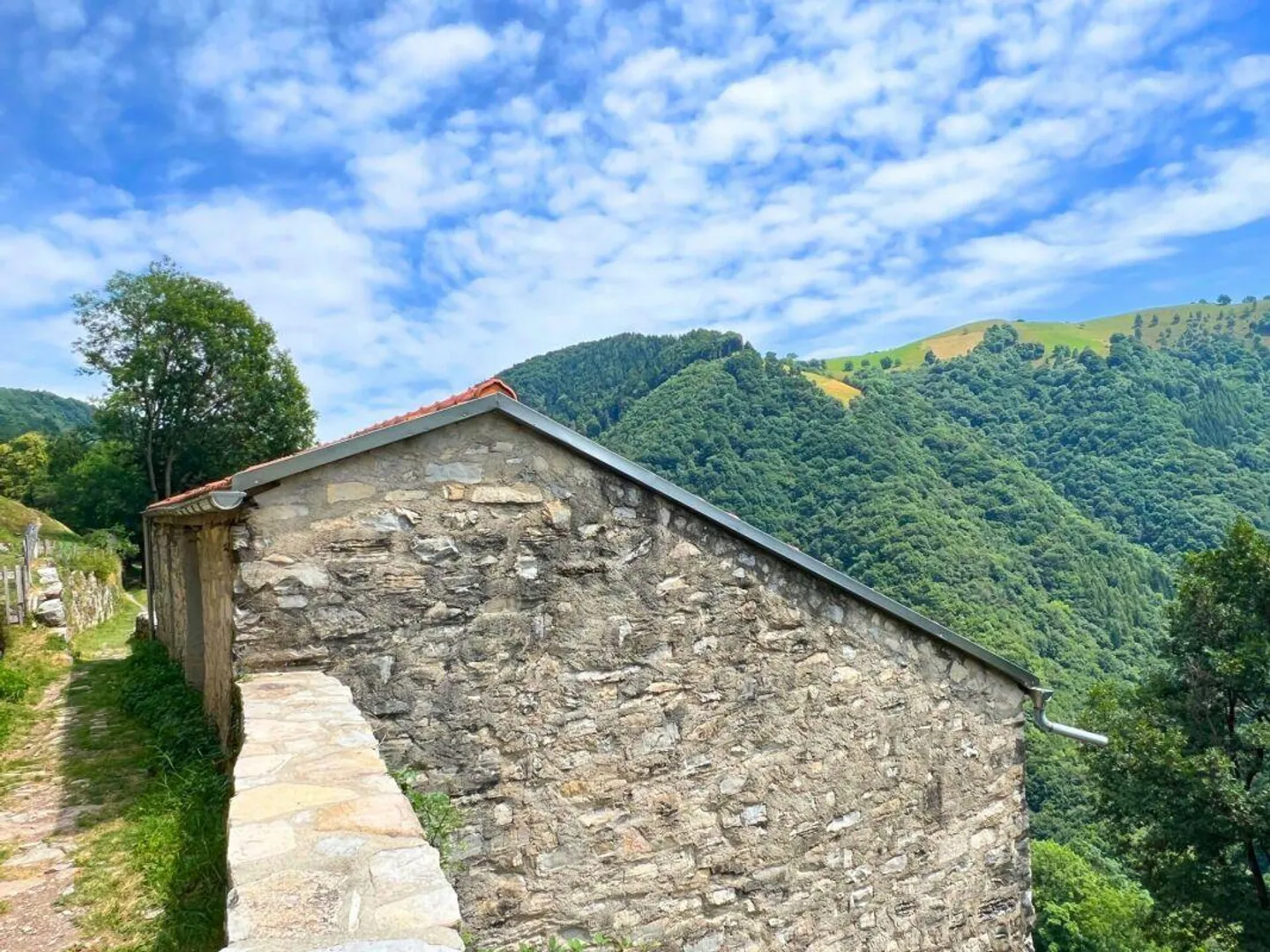 Grazioso rustico ristrutturato con vista aperta sulla valle - Foto 3 di 14