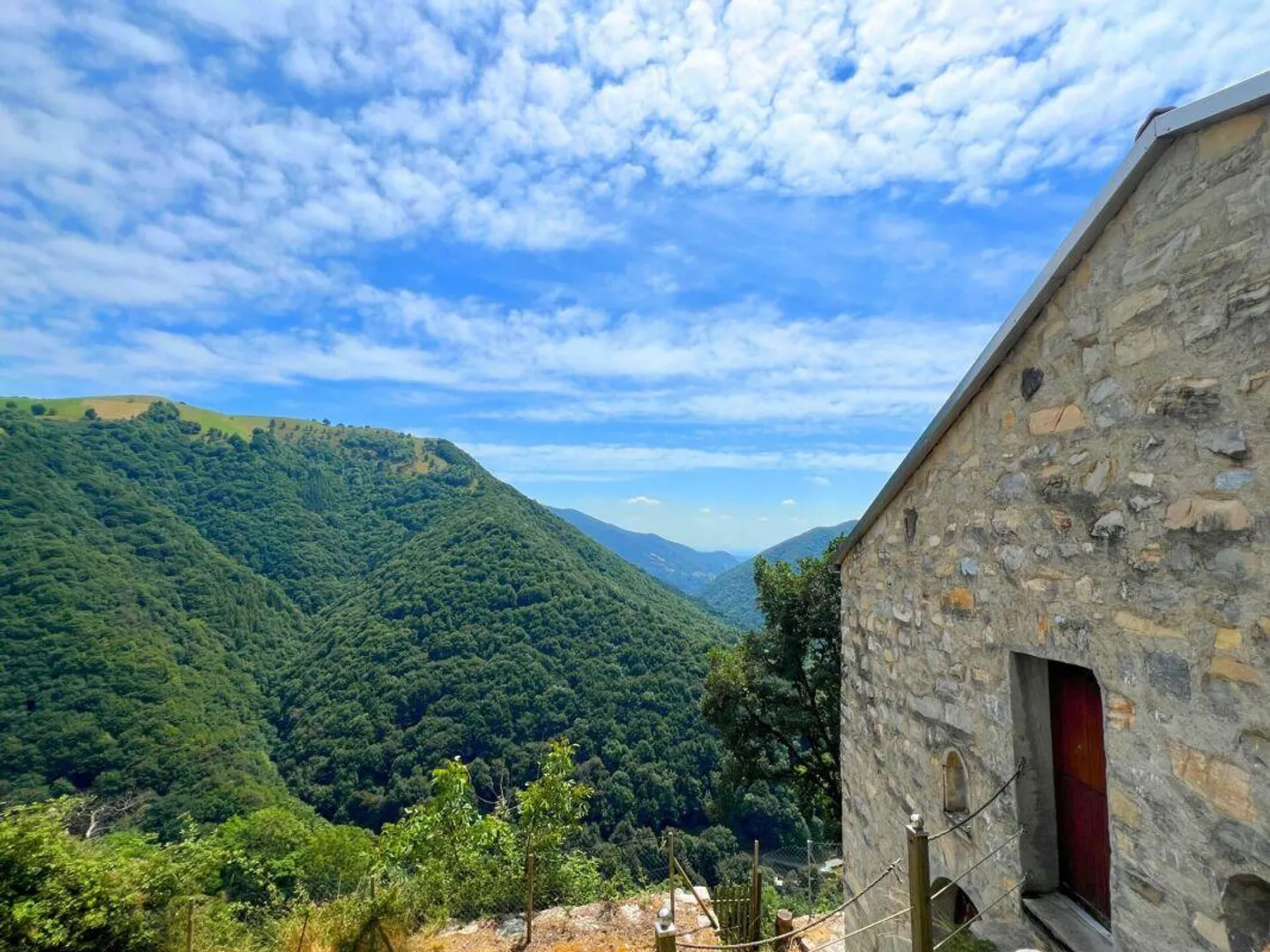 Grazioso rustico ristrutturato con vista aperta sulla valle - Foto 4 di 14