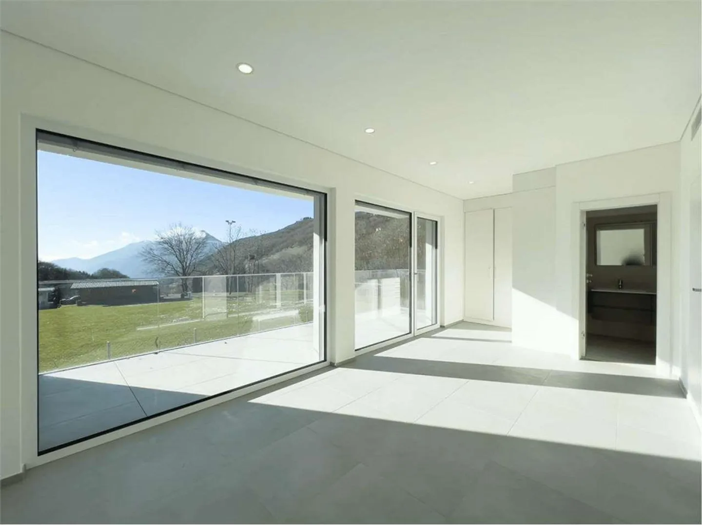 Elegantes Neubau-Haus mit Garten - Foto 3 von 13