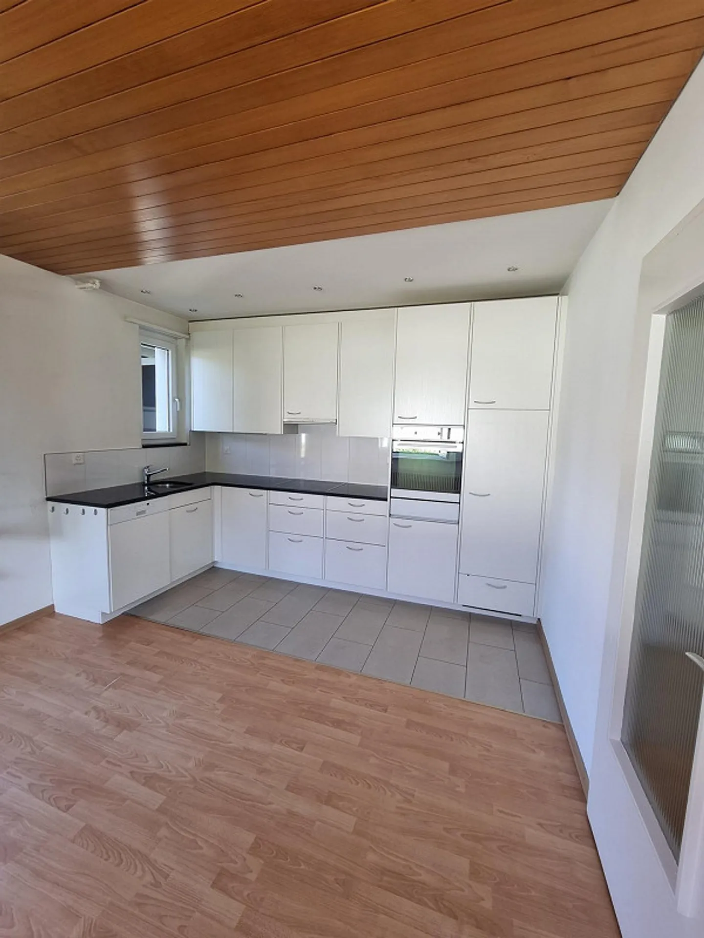 Vecchio appartamento in una casa bifamiliare - Foto 3 di 10