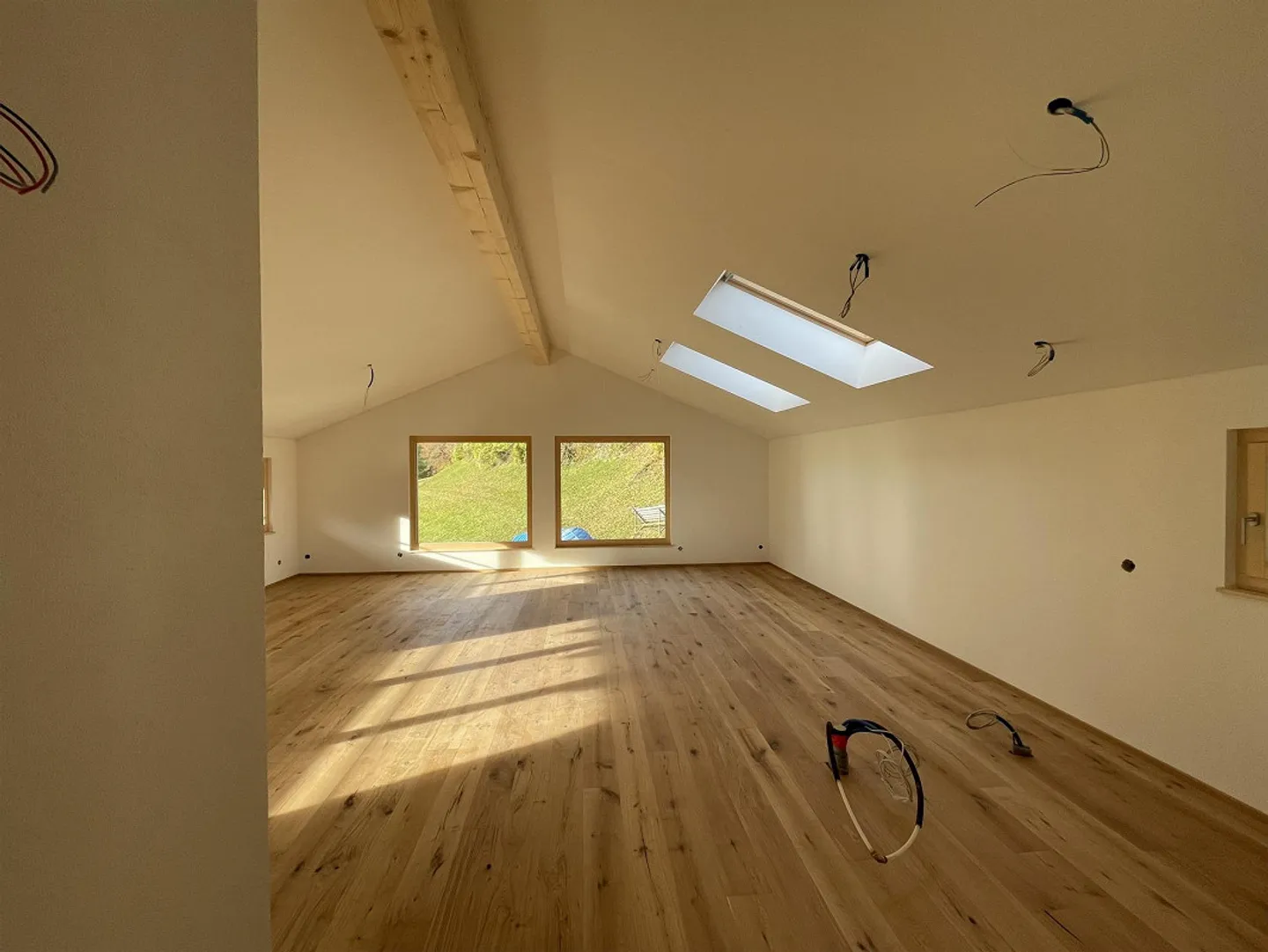 Appartement moderne de 3,5 pièces sous les combles dans un endroit calme à Masein - Photo 2 sur 10