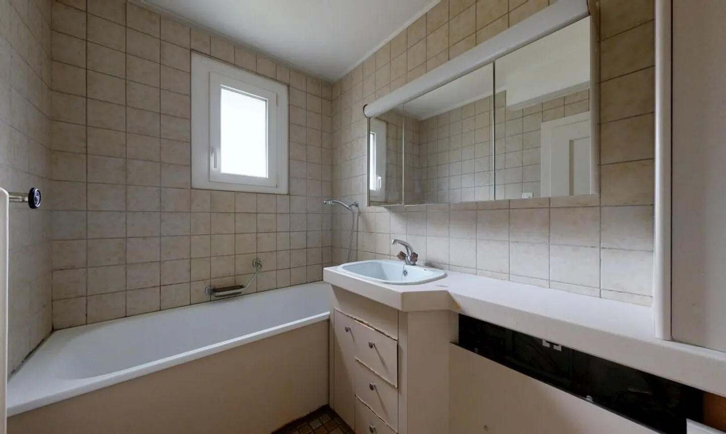 80 m² Apartment – Lake and Mountain View, Southwest Exposure - Photo 9 of 11