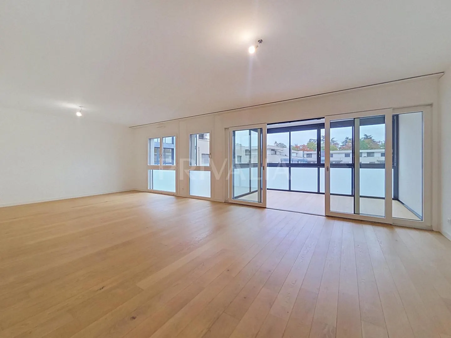 Beautiful 7.5-room apartment on the 1st floor with two balconies - Photo 2 of 10
