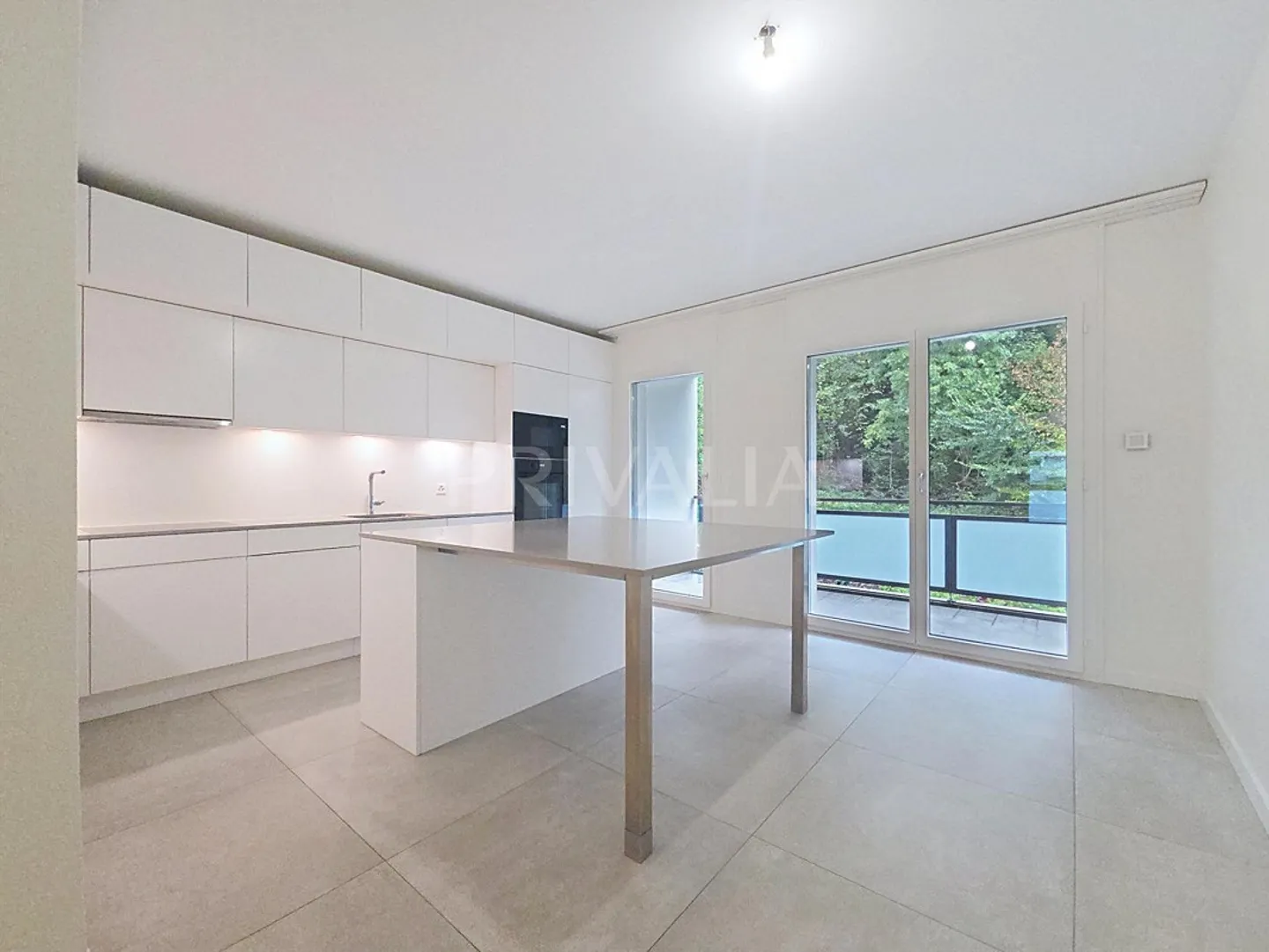 Beautiful 7.5-room apartment on the 1st floor with two balconies - Photo 3 of 10