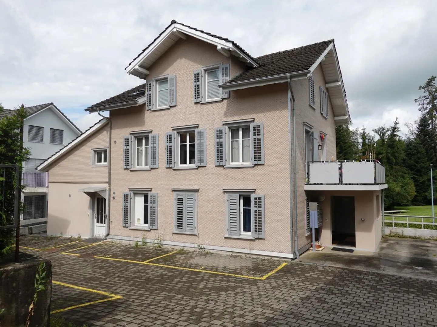 Appartement sous les combles de 3 pièces avec des éléments en bois charmants - Photo 1 sur 6