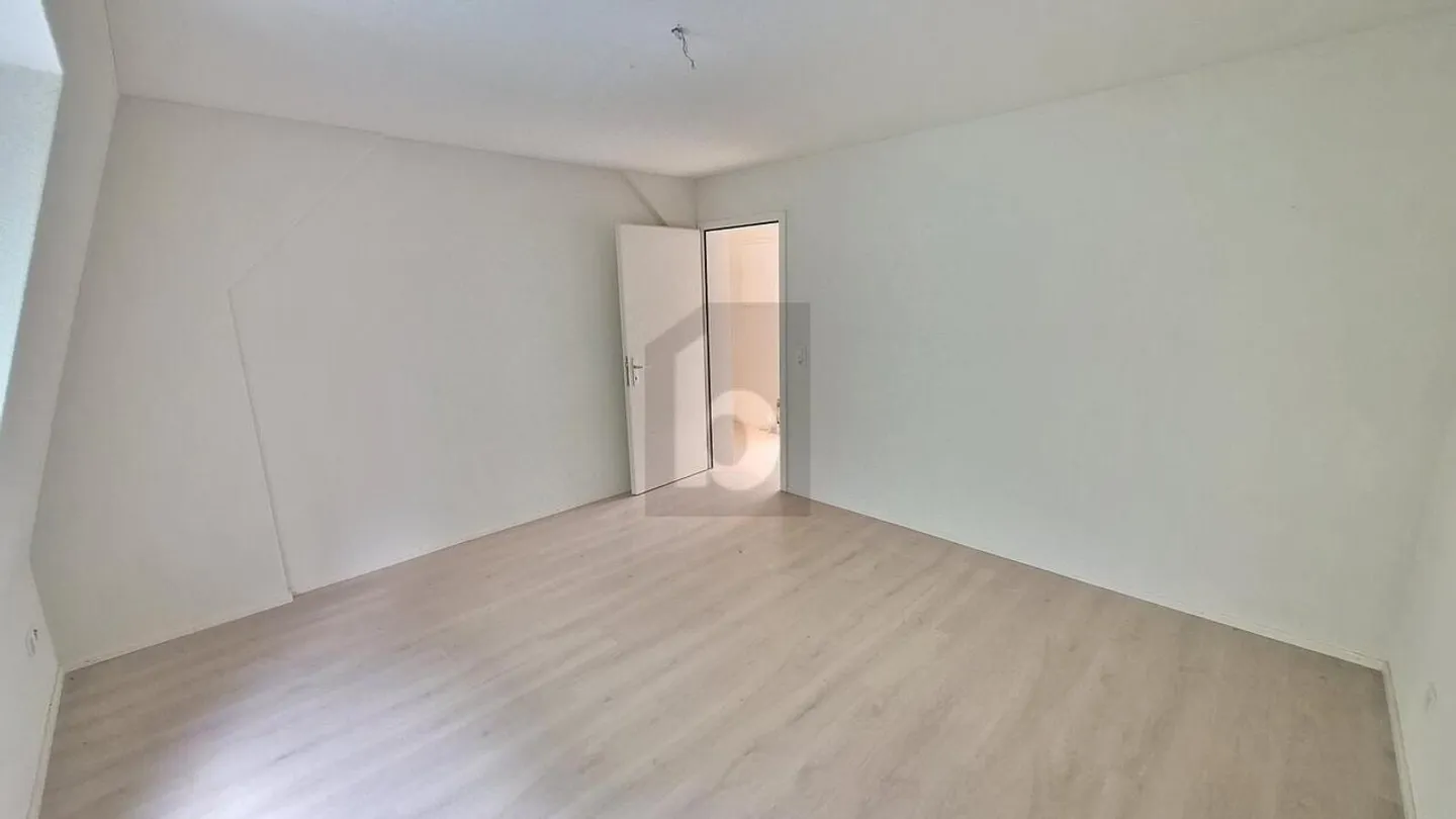 NEL MEZZO INVECE DI ESSERE SOLO LÀ - IN UN QUARTIERE POPOLARE - Foto 3 di 6