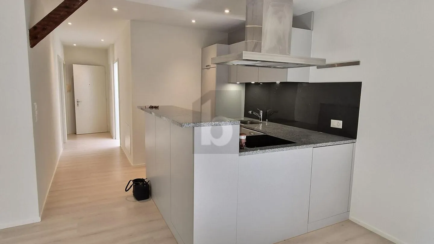 NEL MEZZO INVECE DI ESSERE SOLO LÀ - IN UN QUARTIERE POPOLARE - Foto 1 di 6