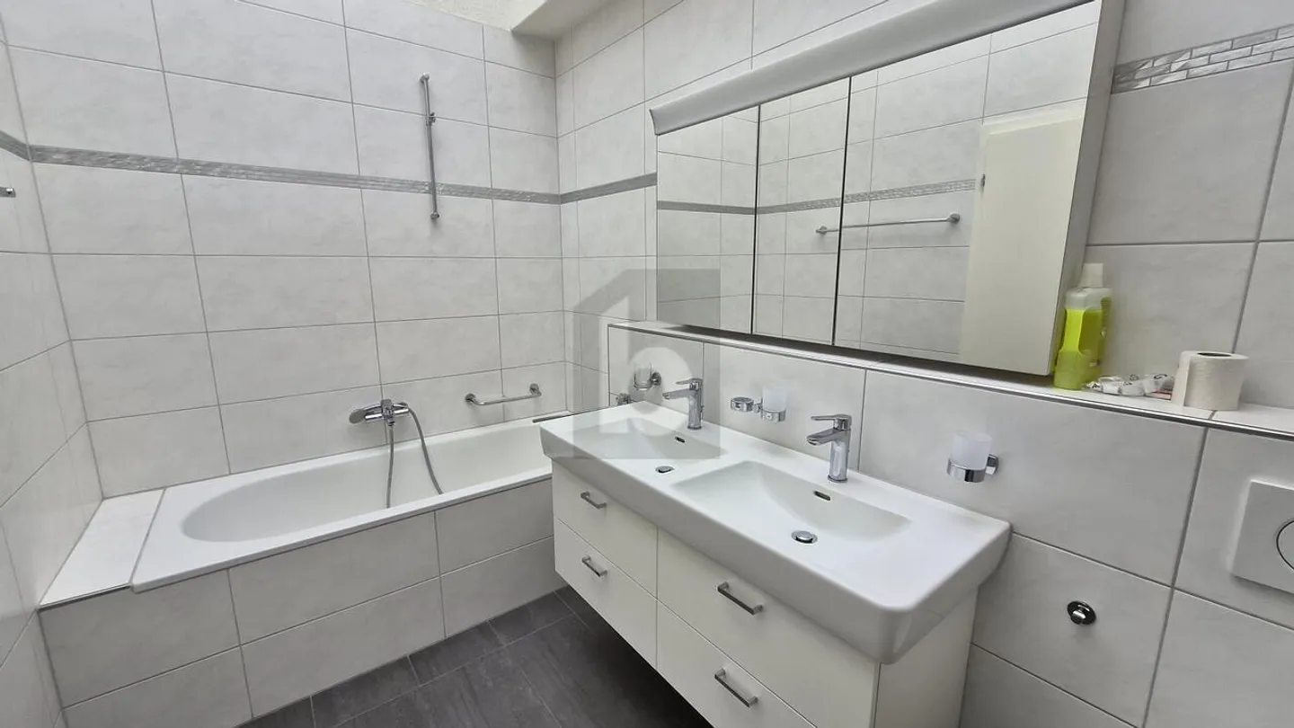 NEL MEZZO INVECE DI ESSERE SOLO LÀ - IN UN QUARTIERE POPOLARE - Foto 5 di 6