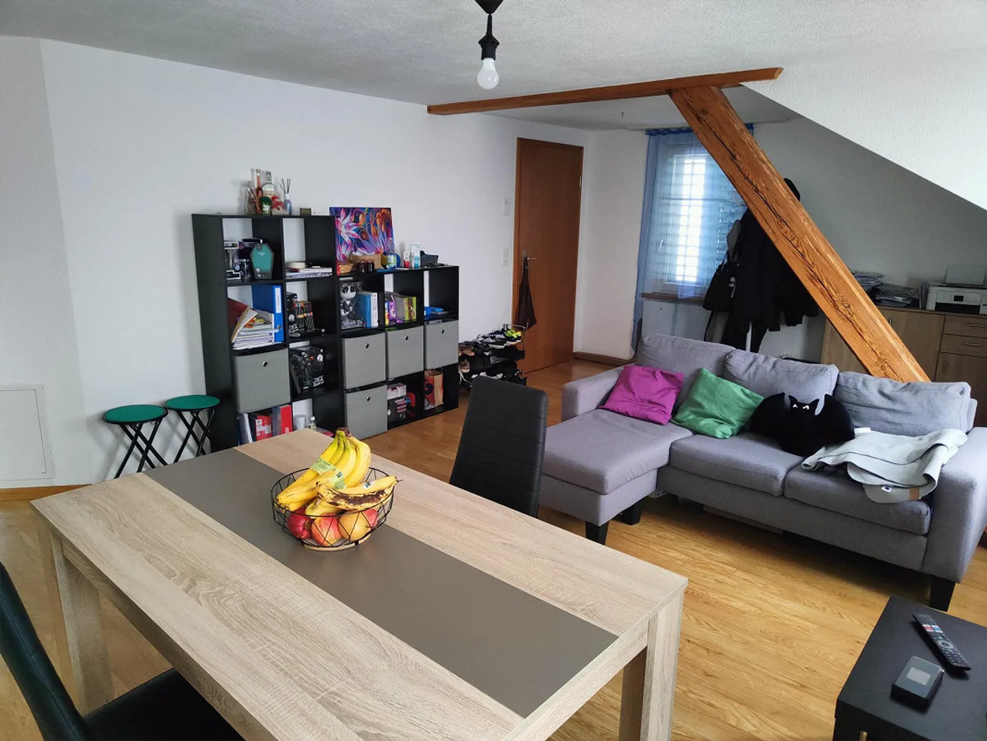 Appartement sous les combles de 3 pièces avec des éléments en bois charmants - Photo 2 sur 6