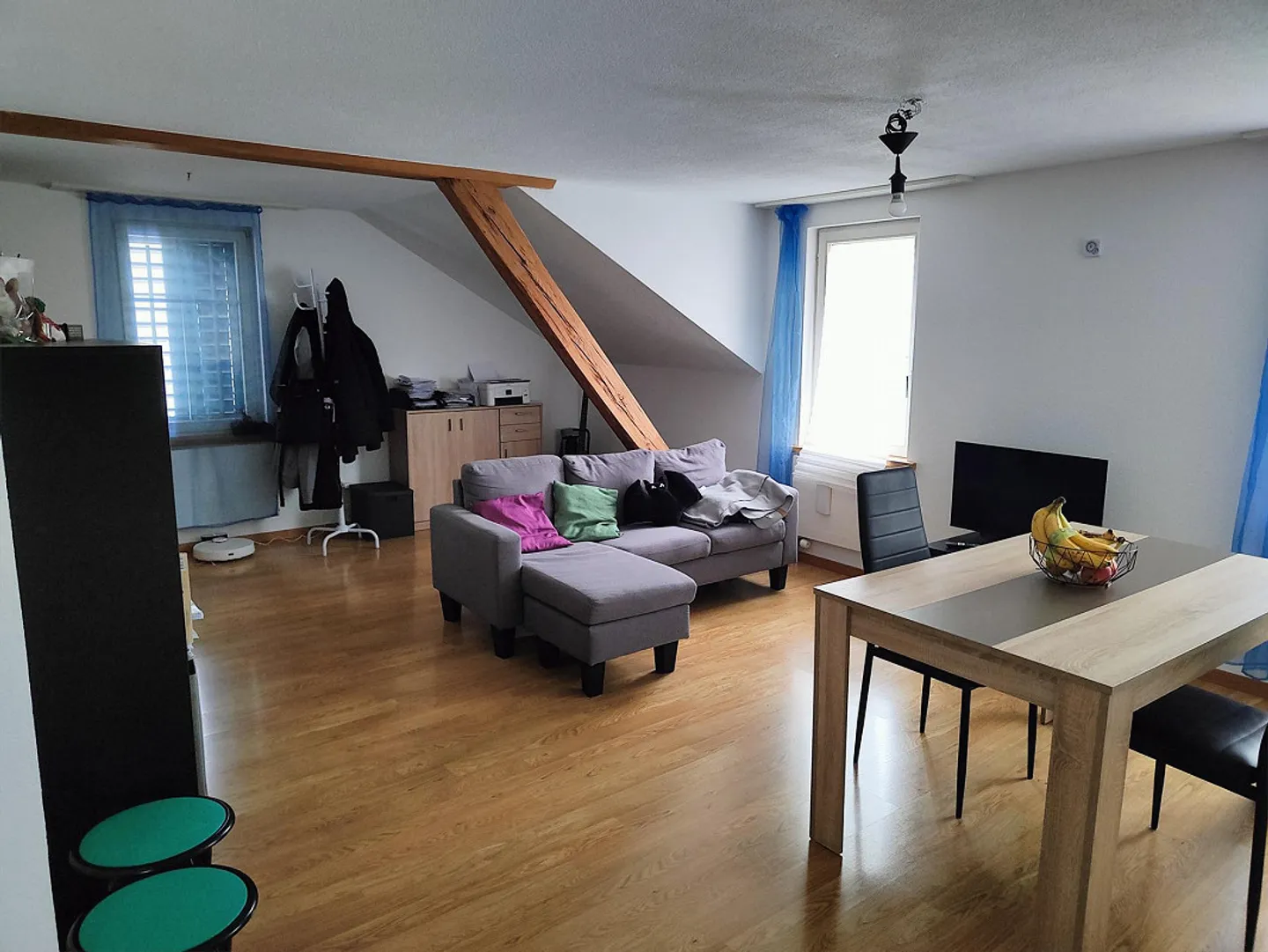 Appartement sous les combles de 3 pièces avec des éléments en bois charmants - Photo 3 sur 6