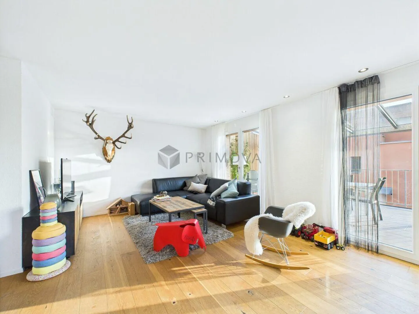 Casa angolare nella bella comunità di Russikon cerca nuovi proprietari. - Foto 1 di 15