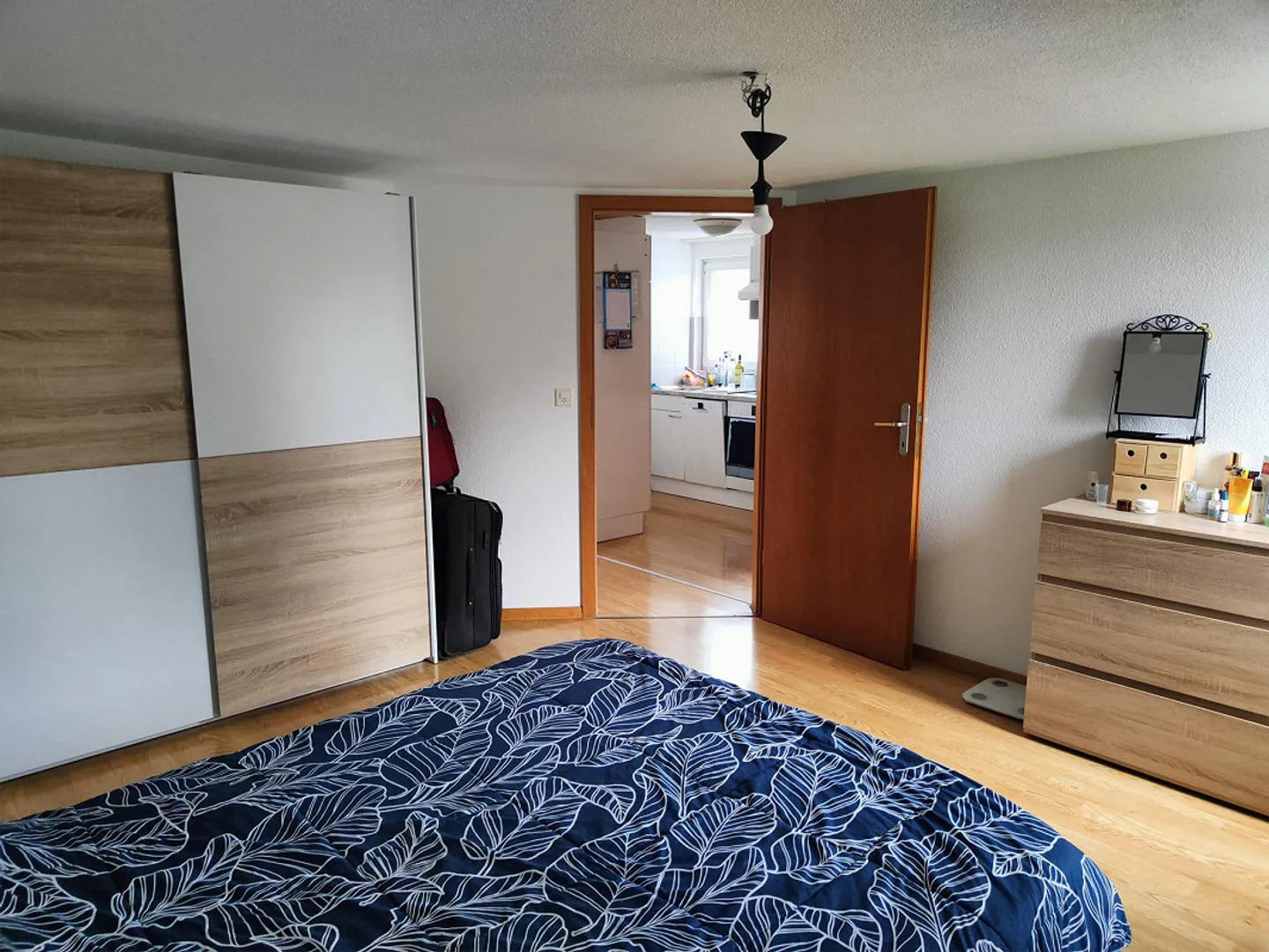 Appartement sous les combles de 3 pièces avec des éléments en bois charmants - Photo 5 sur 6