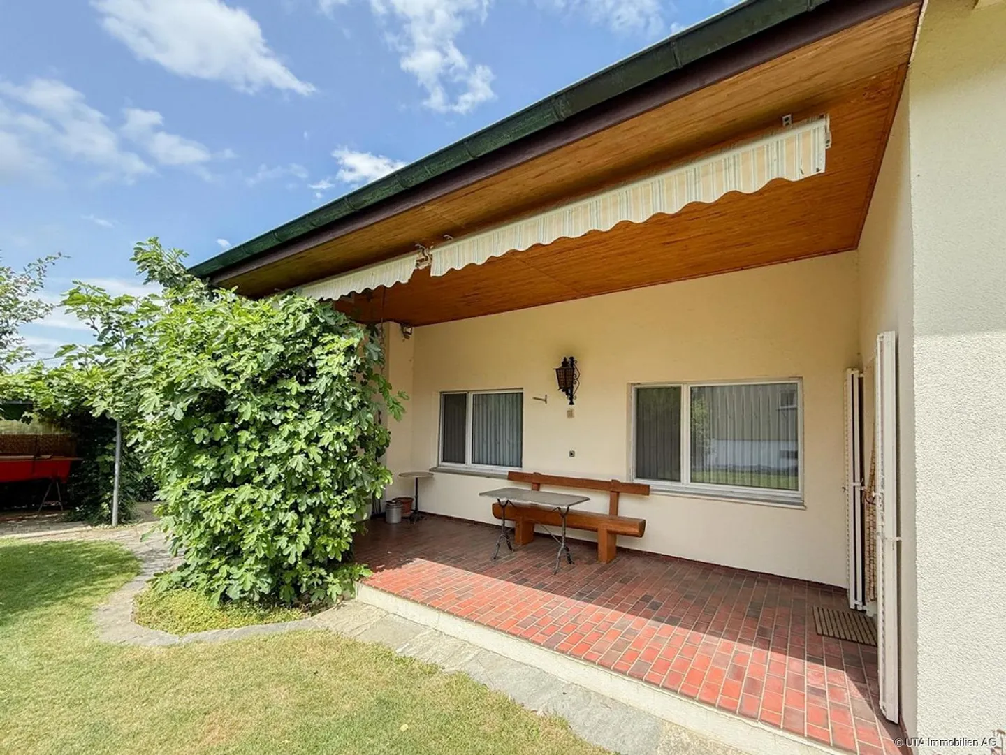 Casa unifamiliare con grande giardino in un quartiere tranquillo - Foto 5 di 12