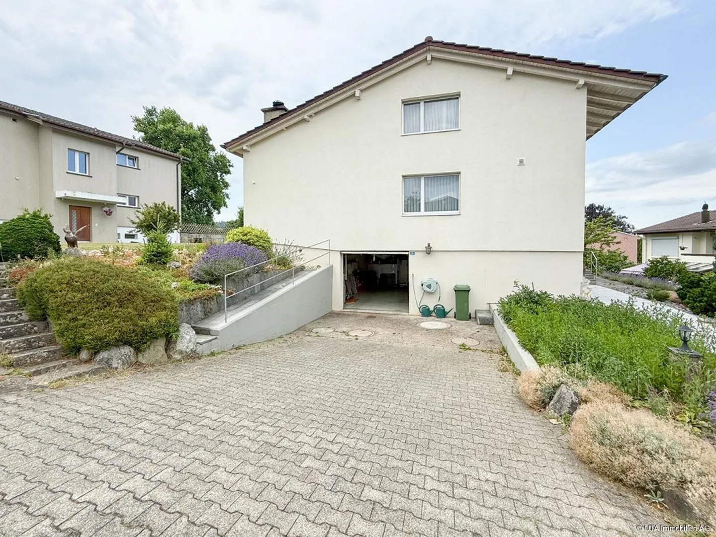 Casa unifamiliare con grande giardino in un quartiere tranquillo - Foto 3 di 12