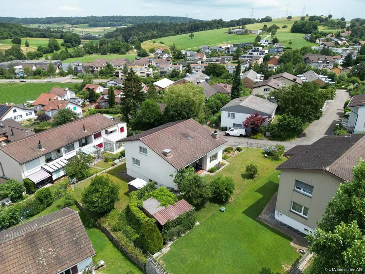 Casa unifamiliare con grande giardino in un quartiere tranquillo - Foto 4 di 12