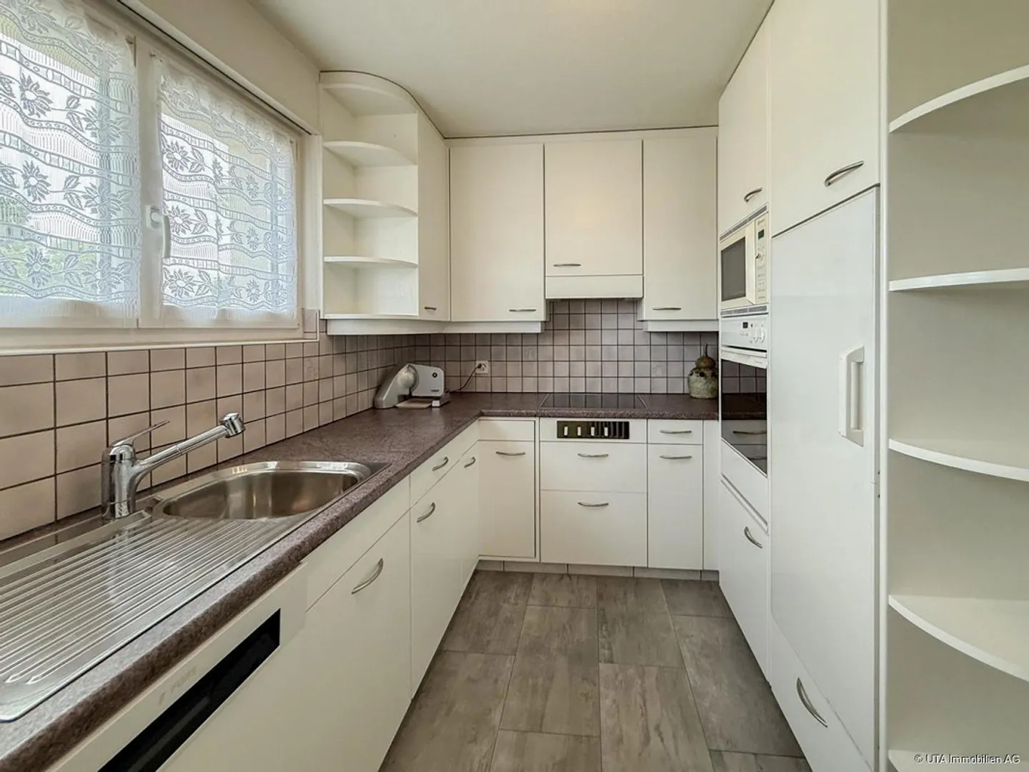 Casa unifamiliare con grande giardino in un quartiere tranquillo - Foto 9 di 12