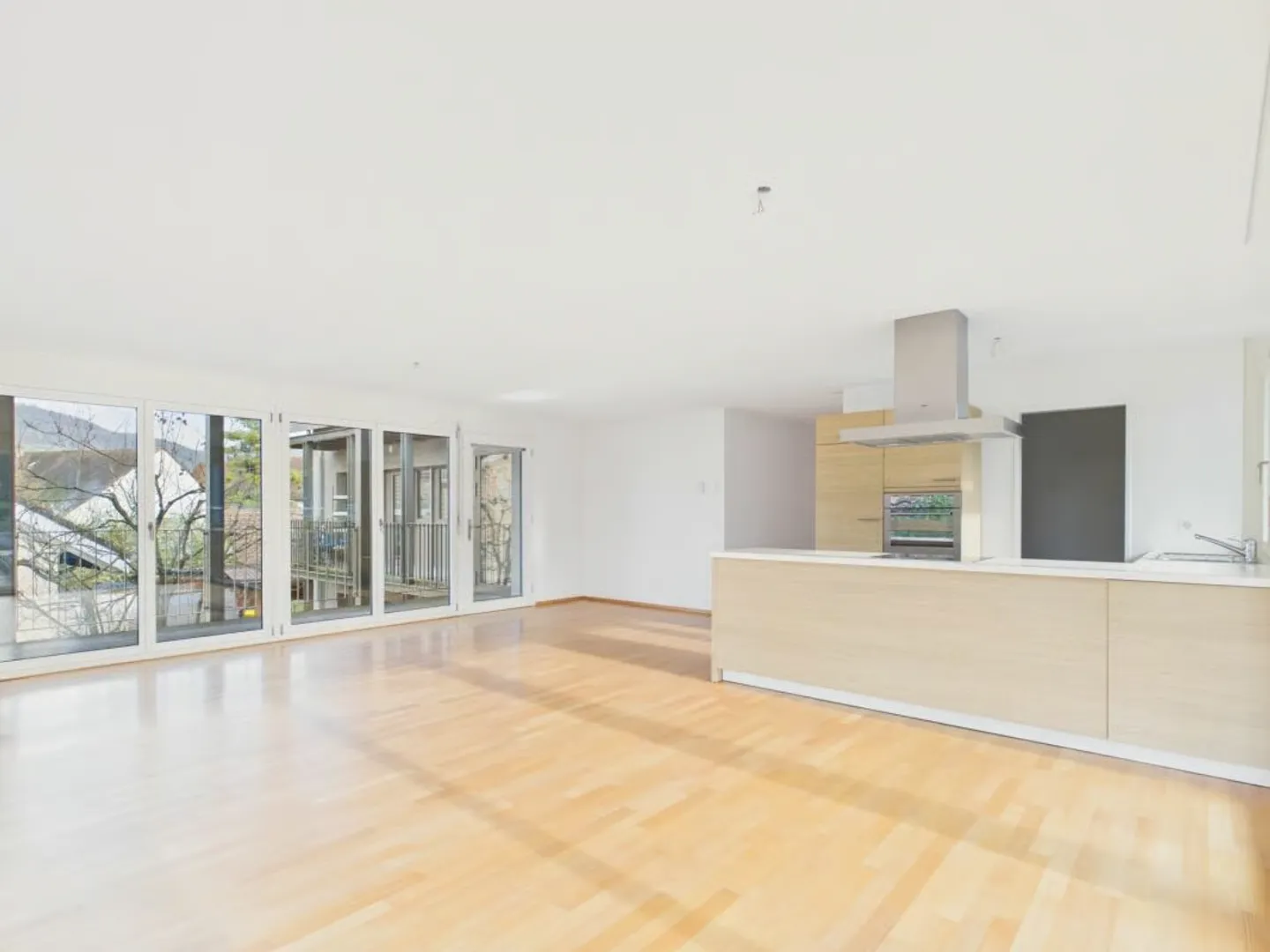 Modern, light-flooded 3.5-room apartment with 2 balconies - Photo 2 of 15
