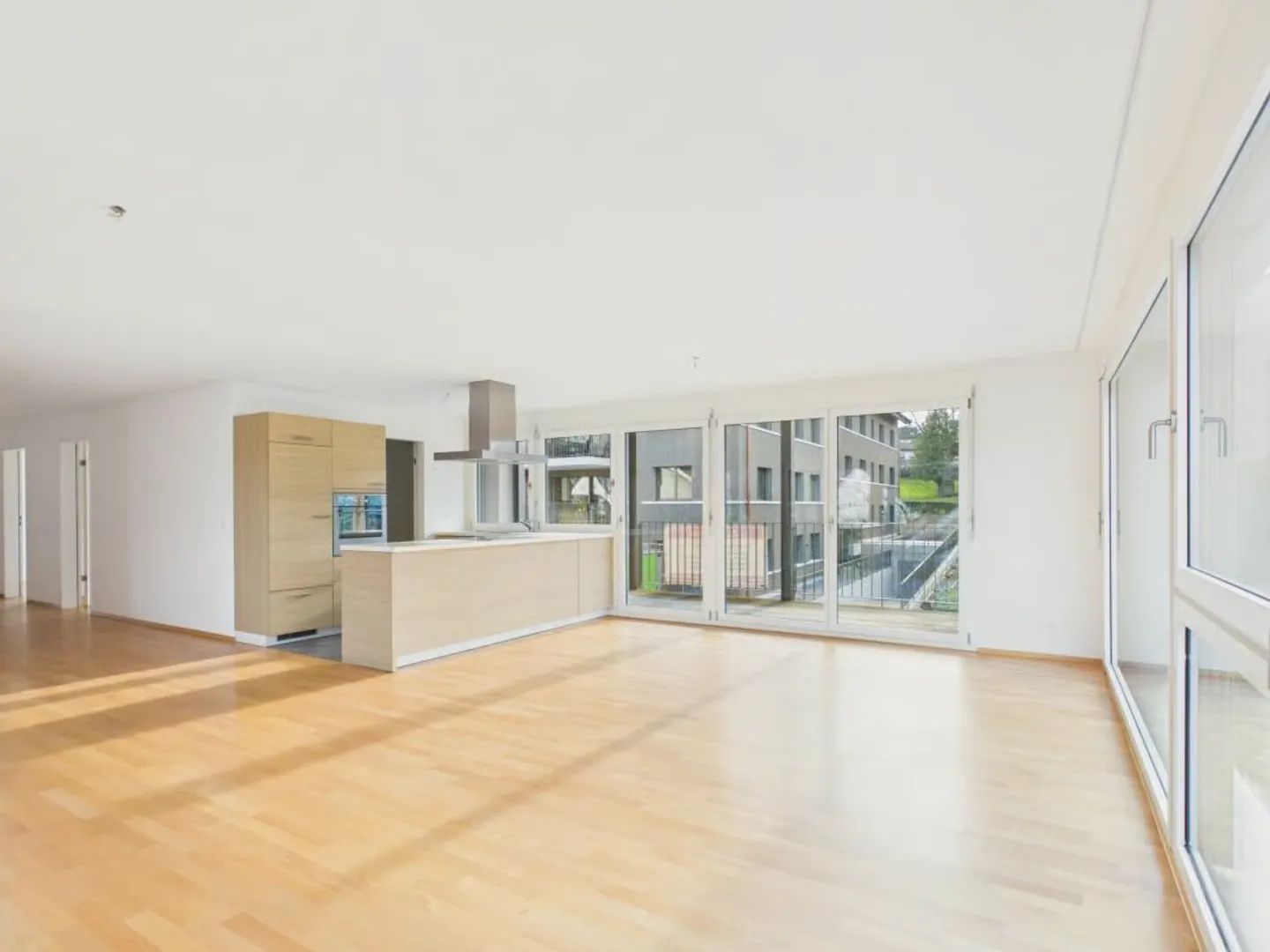 Modern, light-flooded 3.5-room apartment with 2 balconies - Photo 1 of 15