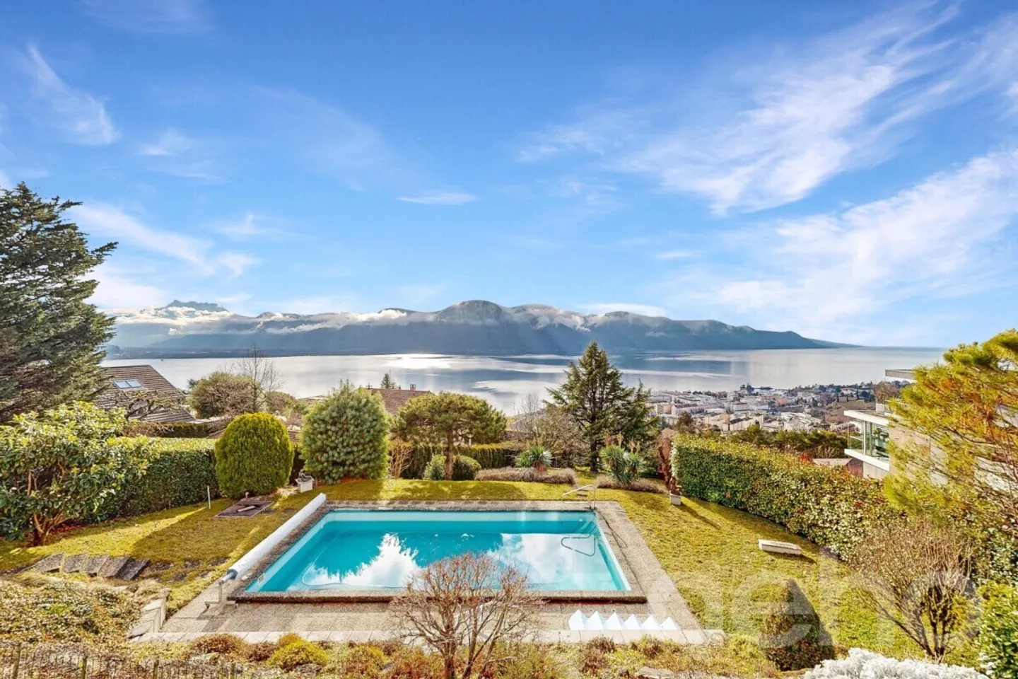 Wunderschöne Villa mit Pool und einzigartigem Panorama über den See und die Alpen - Foto 3 von 12