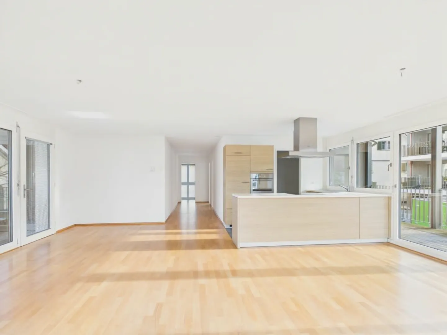 Modern, light-flooded 3.5-room apartment with 2 balconies - Photo 3 of 15