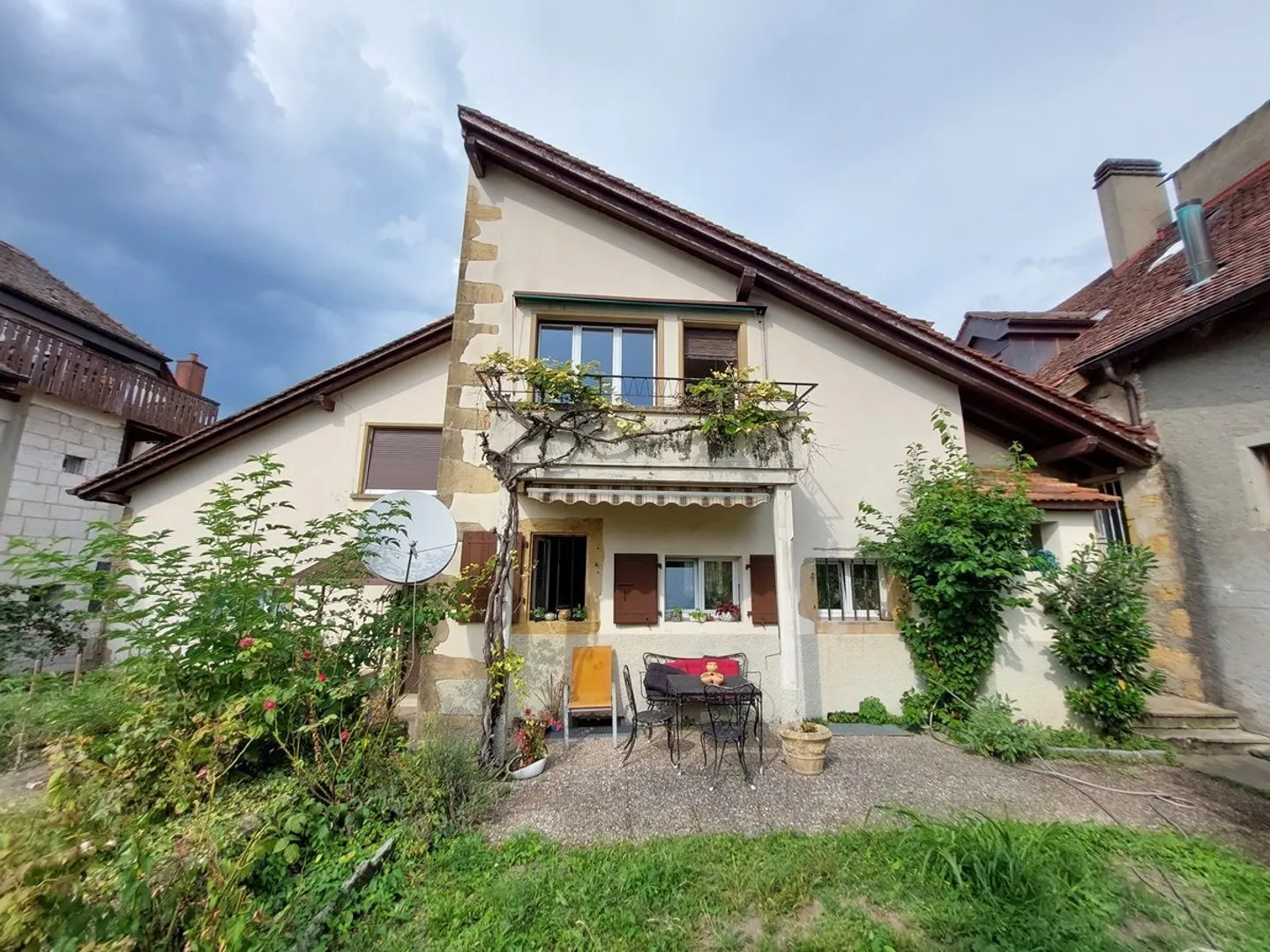 Charming House with Garden - Photo 2 of 11