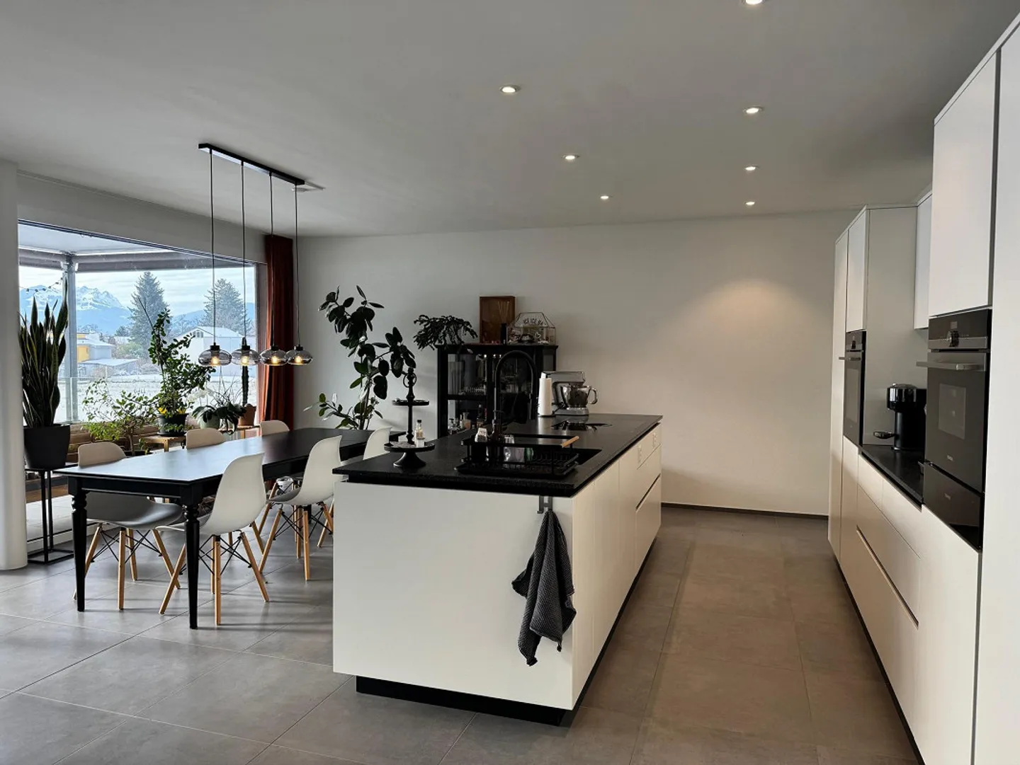 Bel appartement en attique de 4,5 pièces à louer dans un emplacement central - Photo 2 sur 7