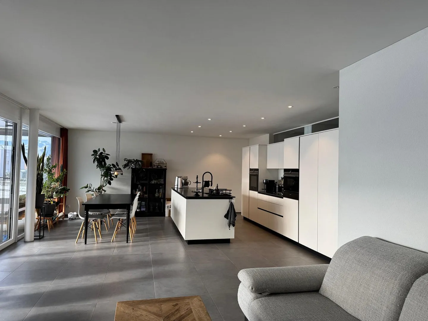 Bel appartement en attique de 4,5 pièces à louer dans un emplacement central - Photo 3 sur 7