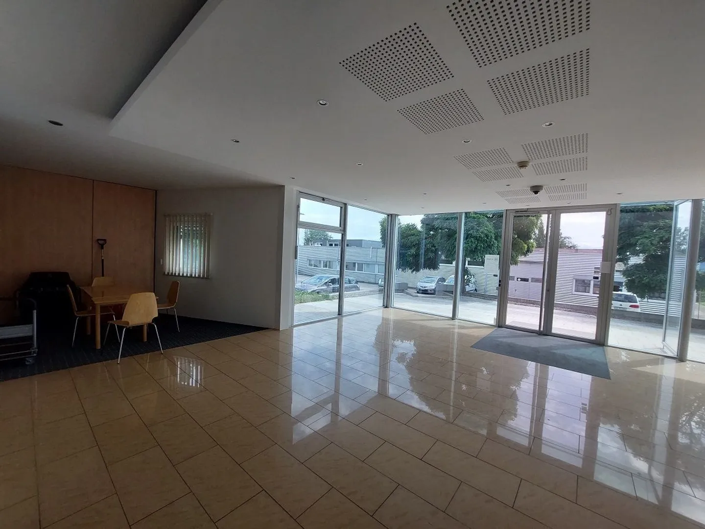 Edificio commerciale con 23 posti auto esterni - Foto 5 di 13