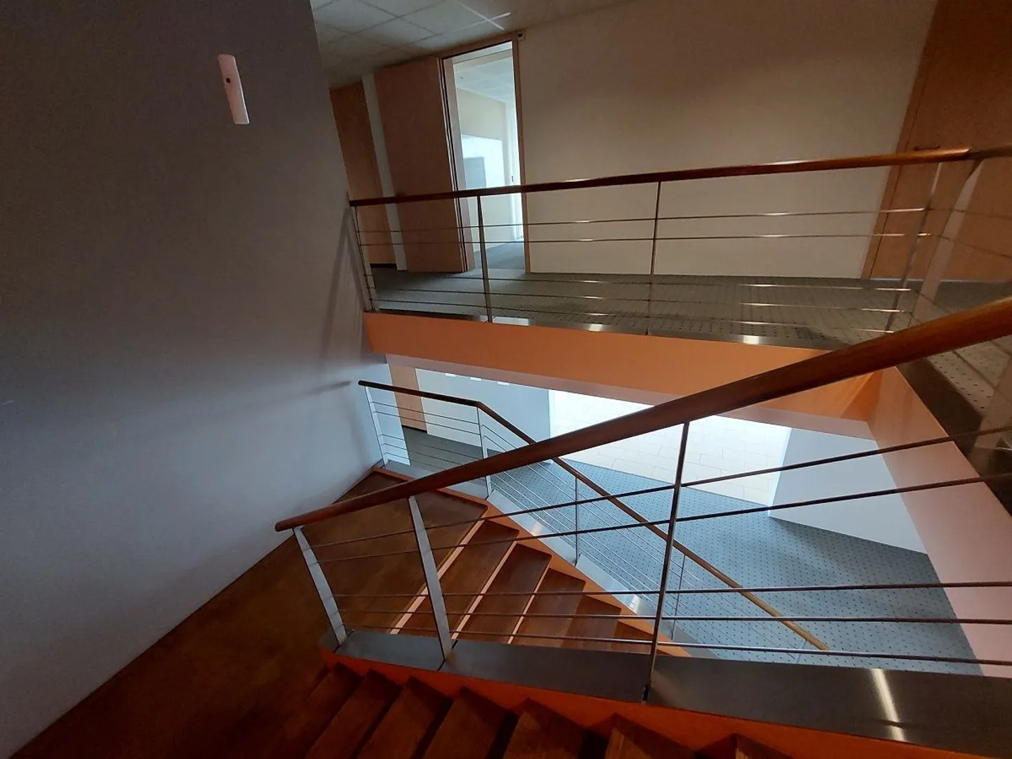 Edificio commerciale con 23 posti auto esterni - Foto 6 di 13