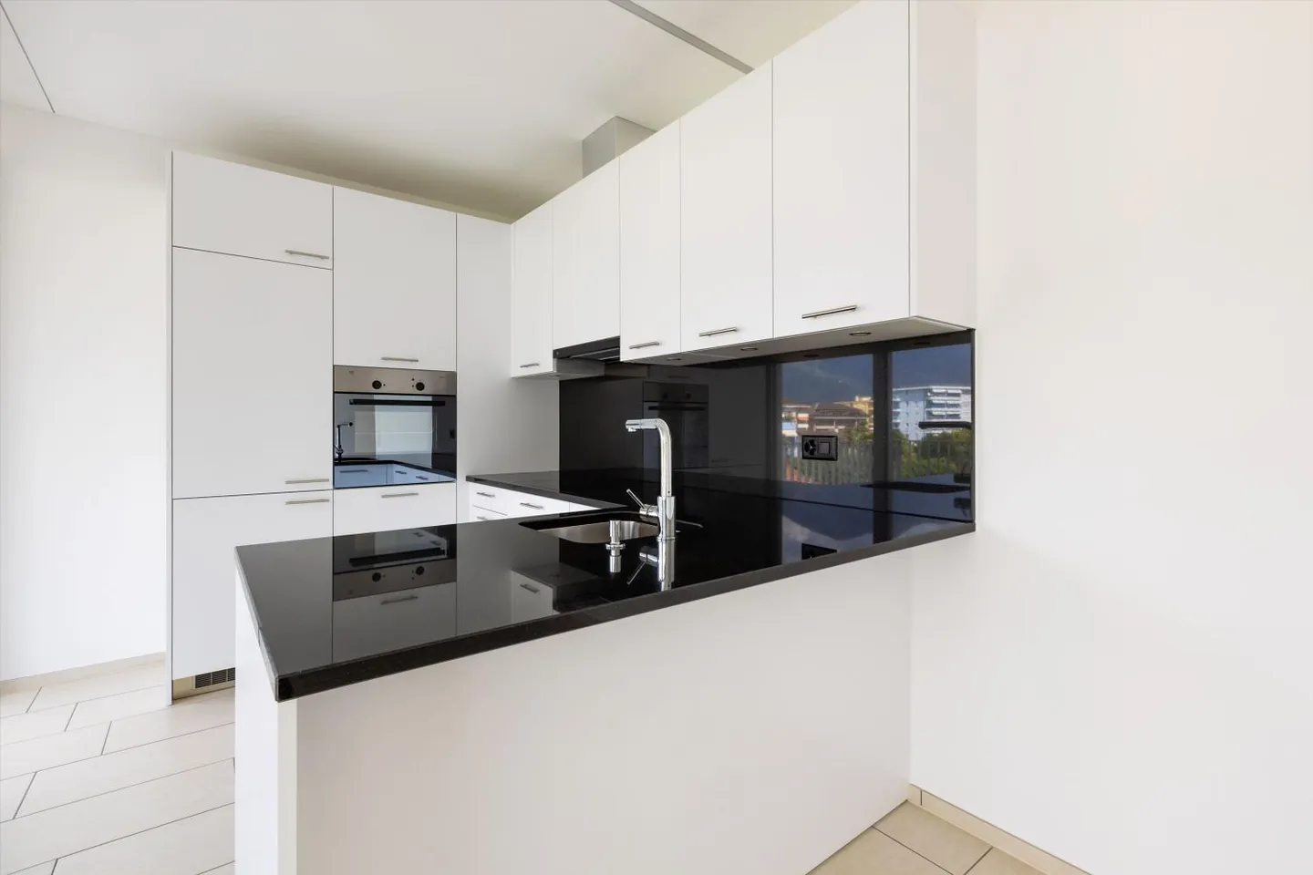 Modern Apartment with Balcony - Photo 4 of 9