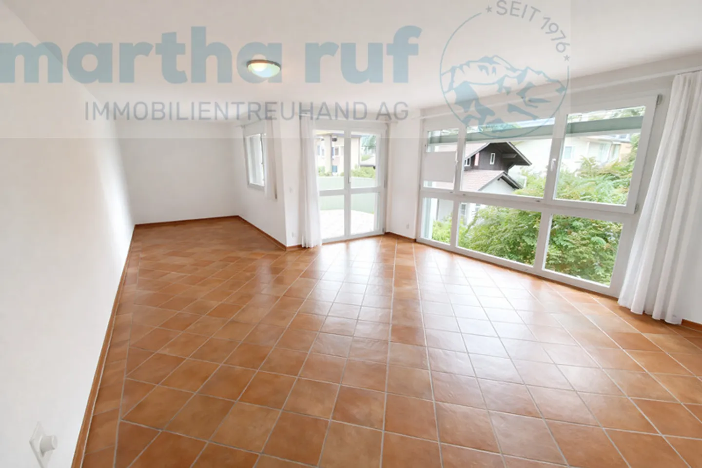 Appartement spacieux de 4,5 pièces avec balcon au 1er étage et ascenseur - Photo 2 sur 9