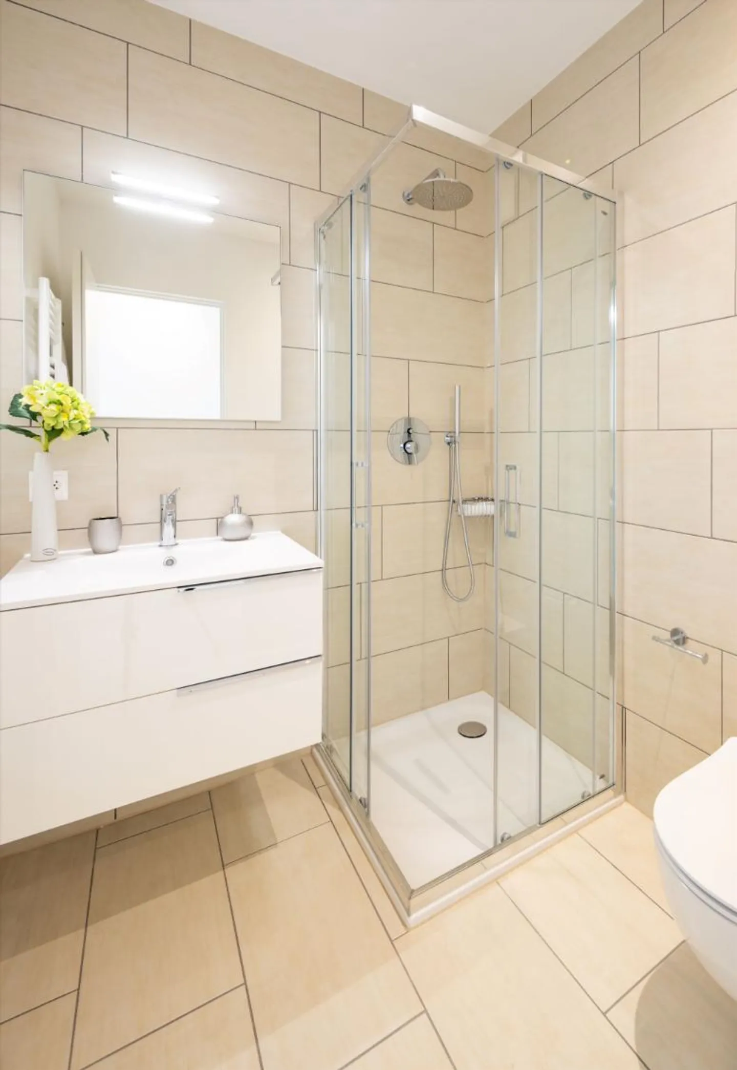 Modern Apartment with Balcony - Photo 5 of 9