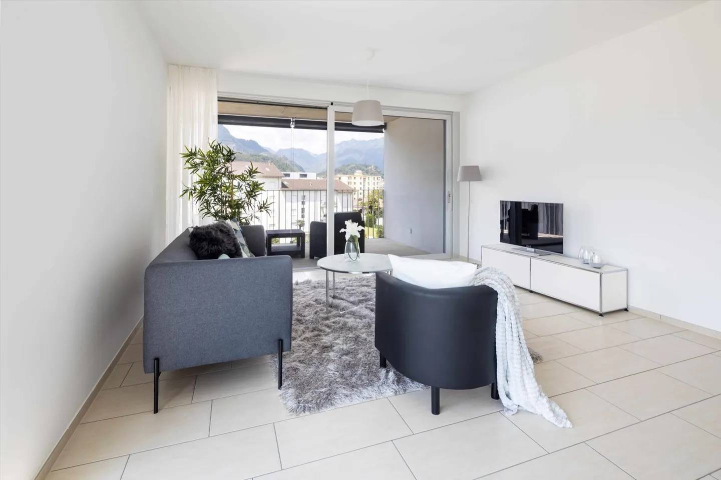 Modern Apartment with Balcony - Photo 3 of 9