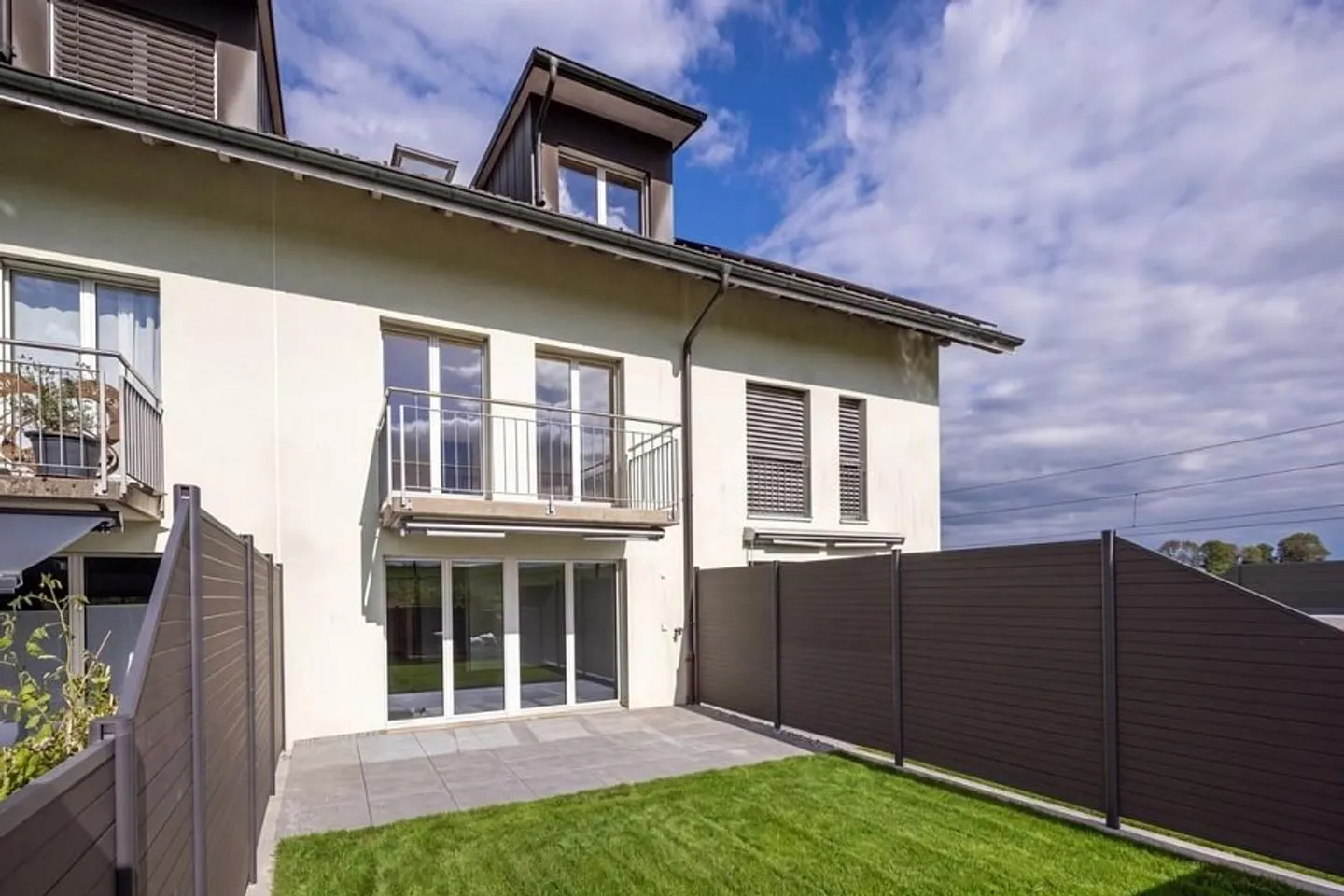 Maison mitoyenne de 5,5 pièces avec jardin et environ 200 m² de surface utile - Photo 1 sur 6