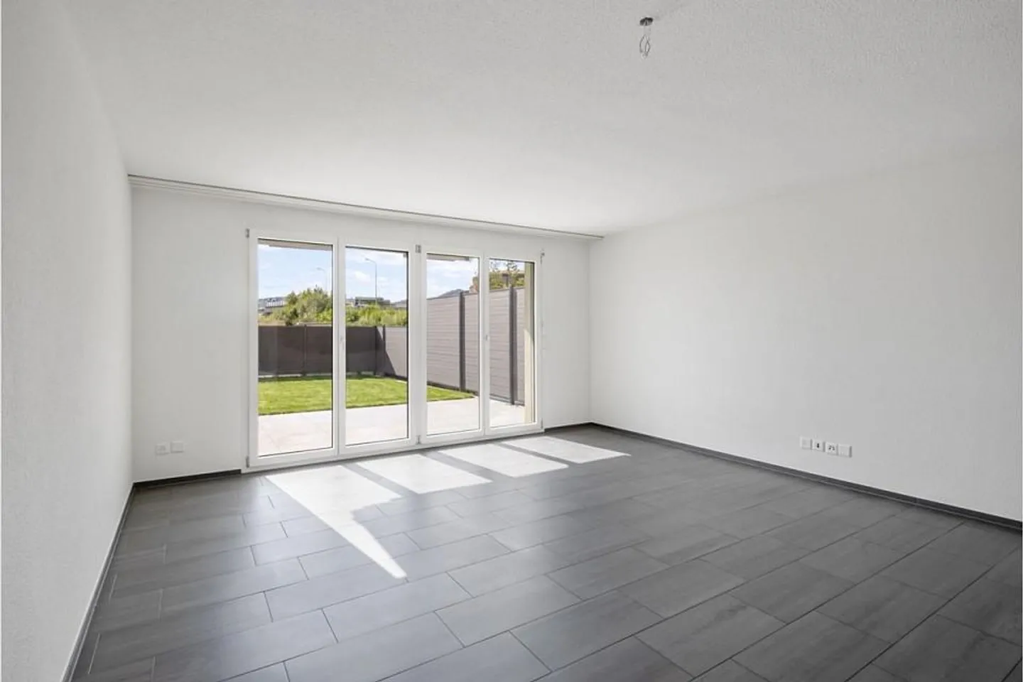 Maison mitoyenne de 5,5 pièces avec jardin et environ 200 m² de surface utile - Photo 3 sur 6