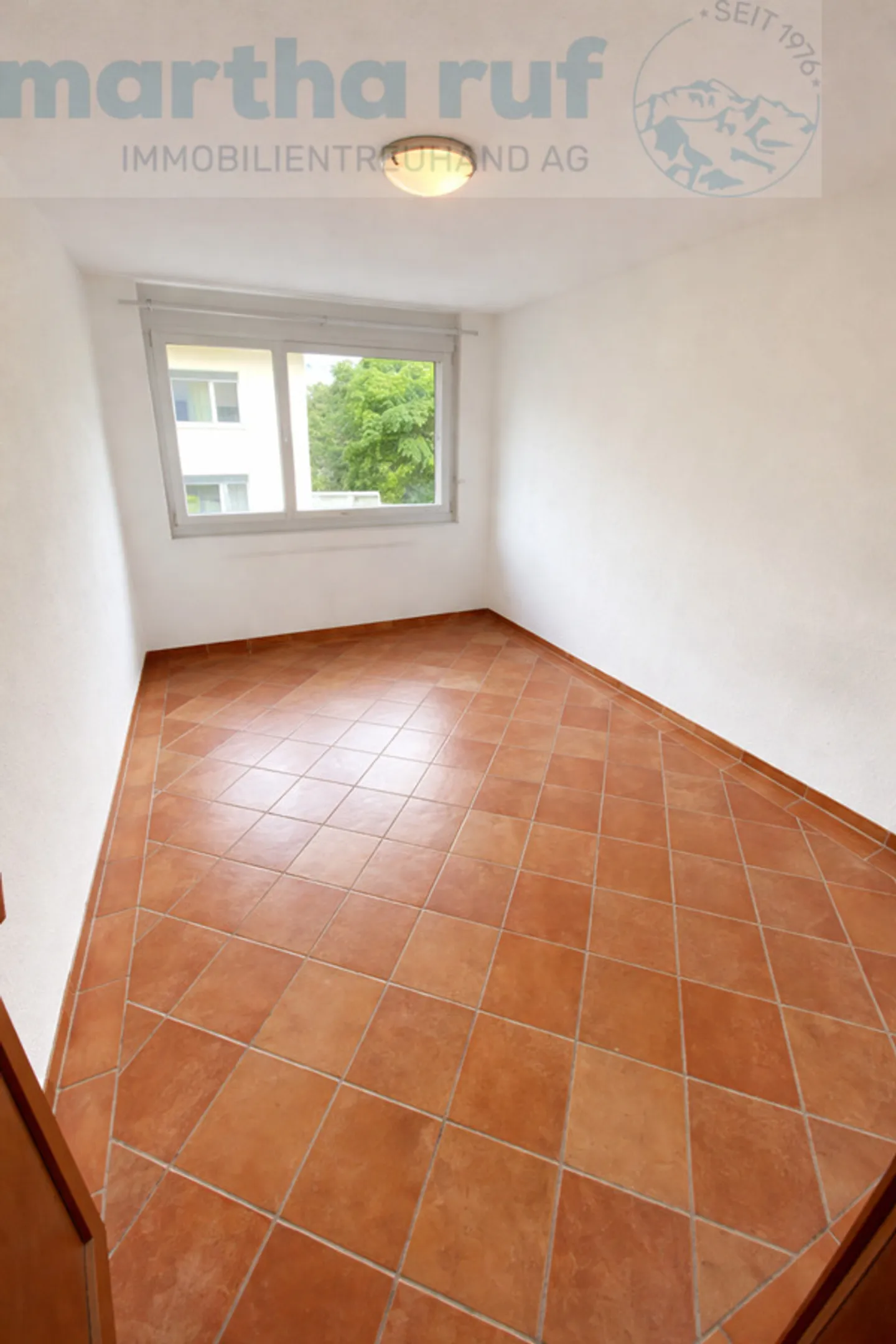 Appartement spacieux de 4,5 pièces avec balcon au 1er étage et ascenseur - Photo 7 sur 9