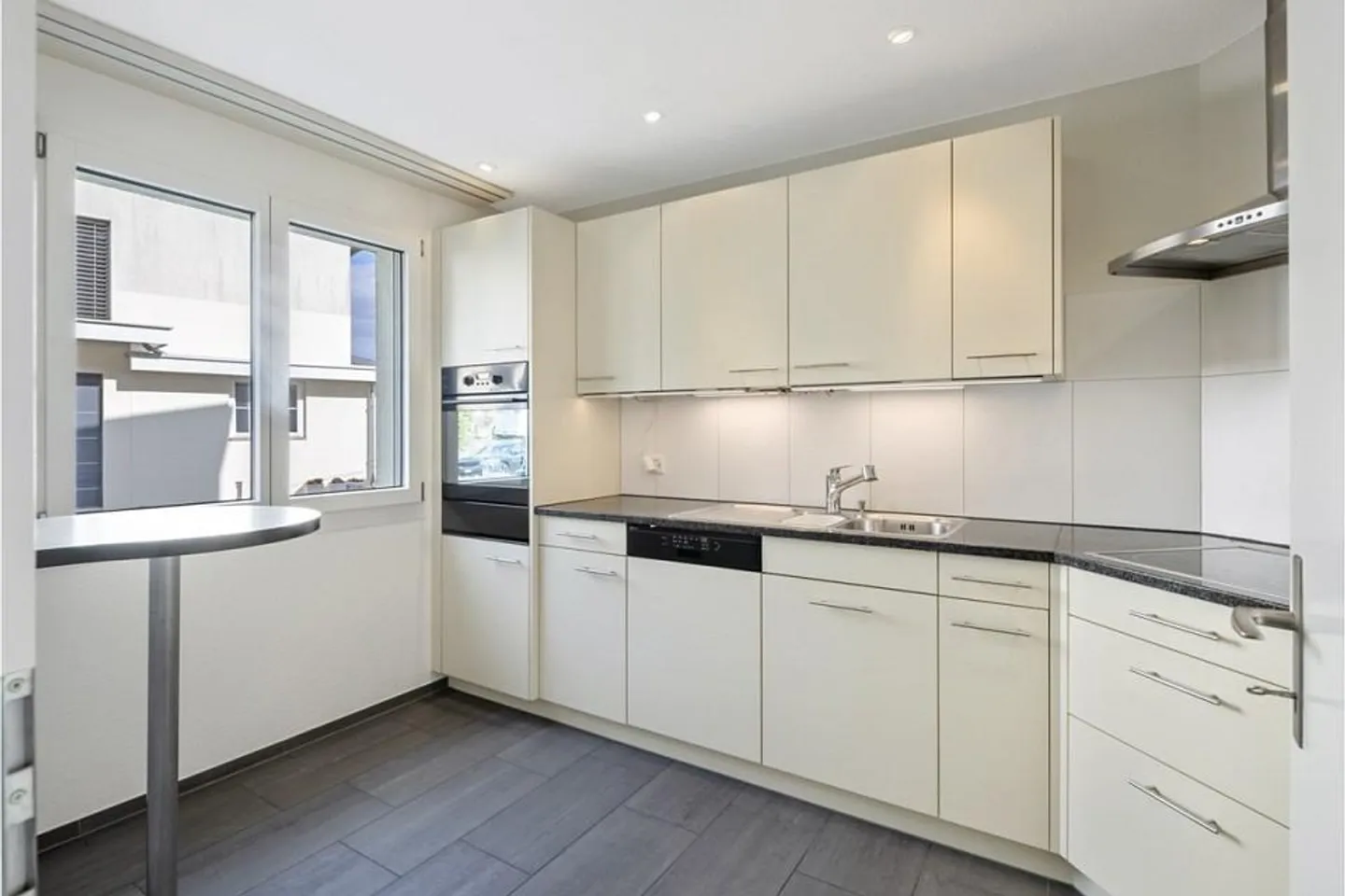 Maison mitoyenne de 5,5 pièces avec jardin et environ 200 m² de surface utile - Photo 4 sur 6