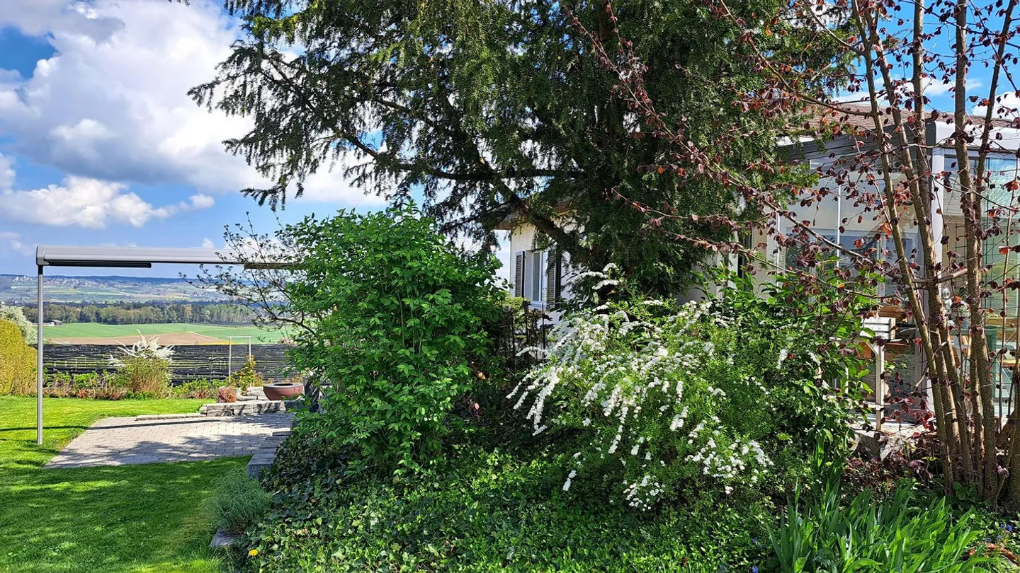 Charming single-family home with a view and potential in Schönholzerswilen - Photo 3 of 22