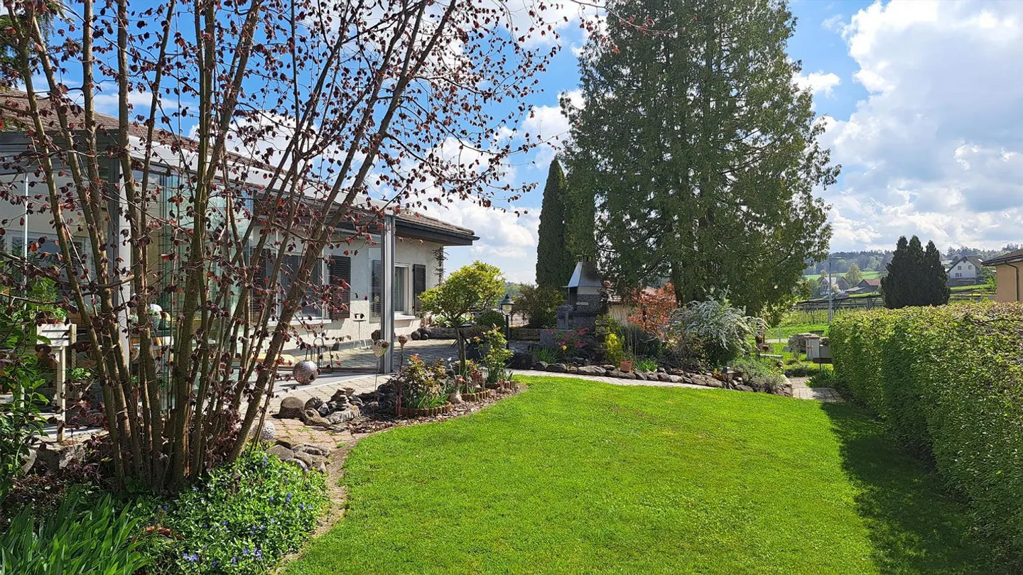 Charming single-family home with a view and potential in Schönholzerswilen - Photo 4 of 22