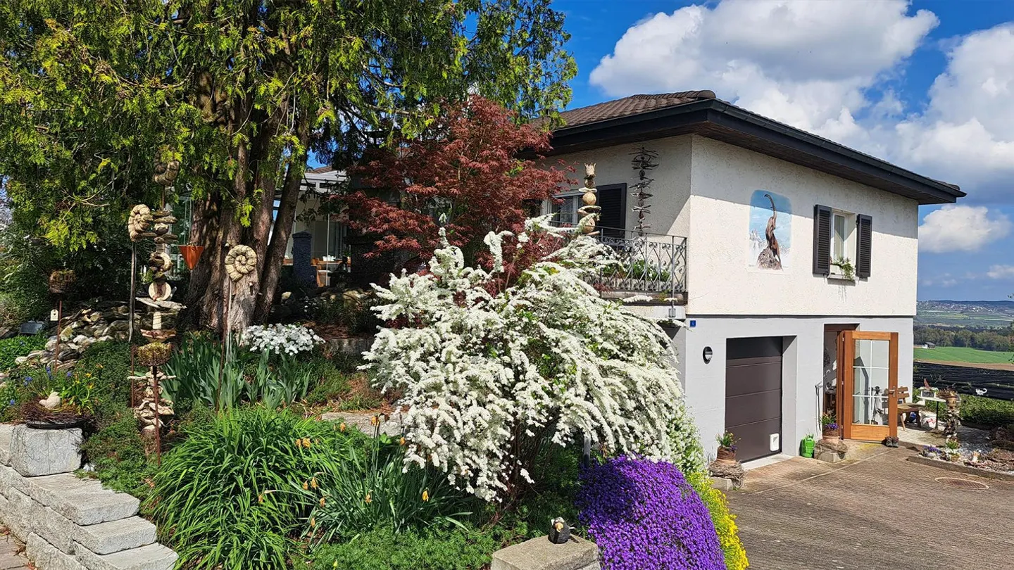 Charming single-family home with a view and potential in Schönholzerswilen - Photo 1 of 22