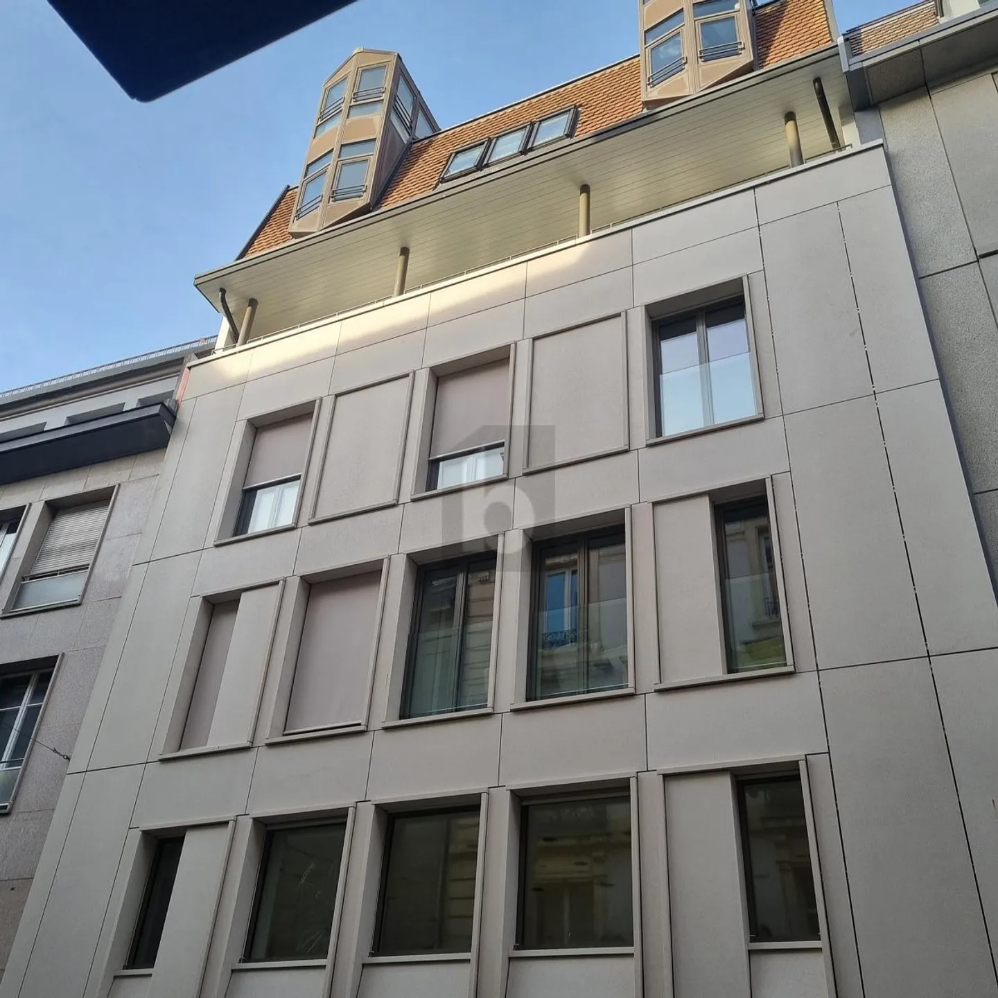 VUE IMPRENABLE EN PLEIN CENTRE - Photo 2 sur 6